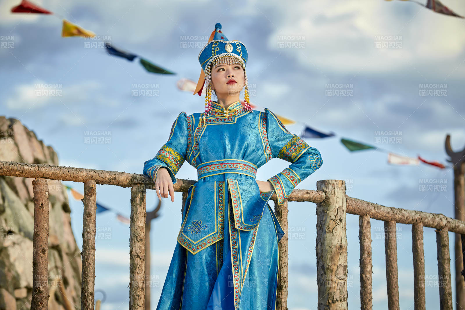 草原上敖包前身穿豪華蒙古族服飾的蒙族少女