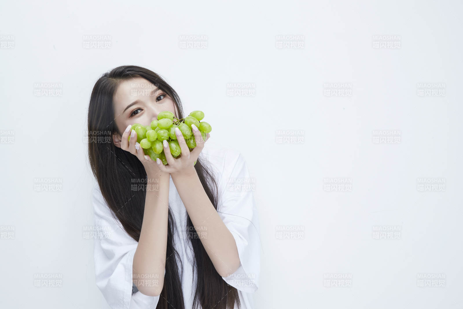 吃葡萄的穿白色長T血衫的長發可愛少女人像