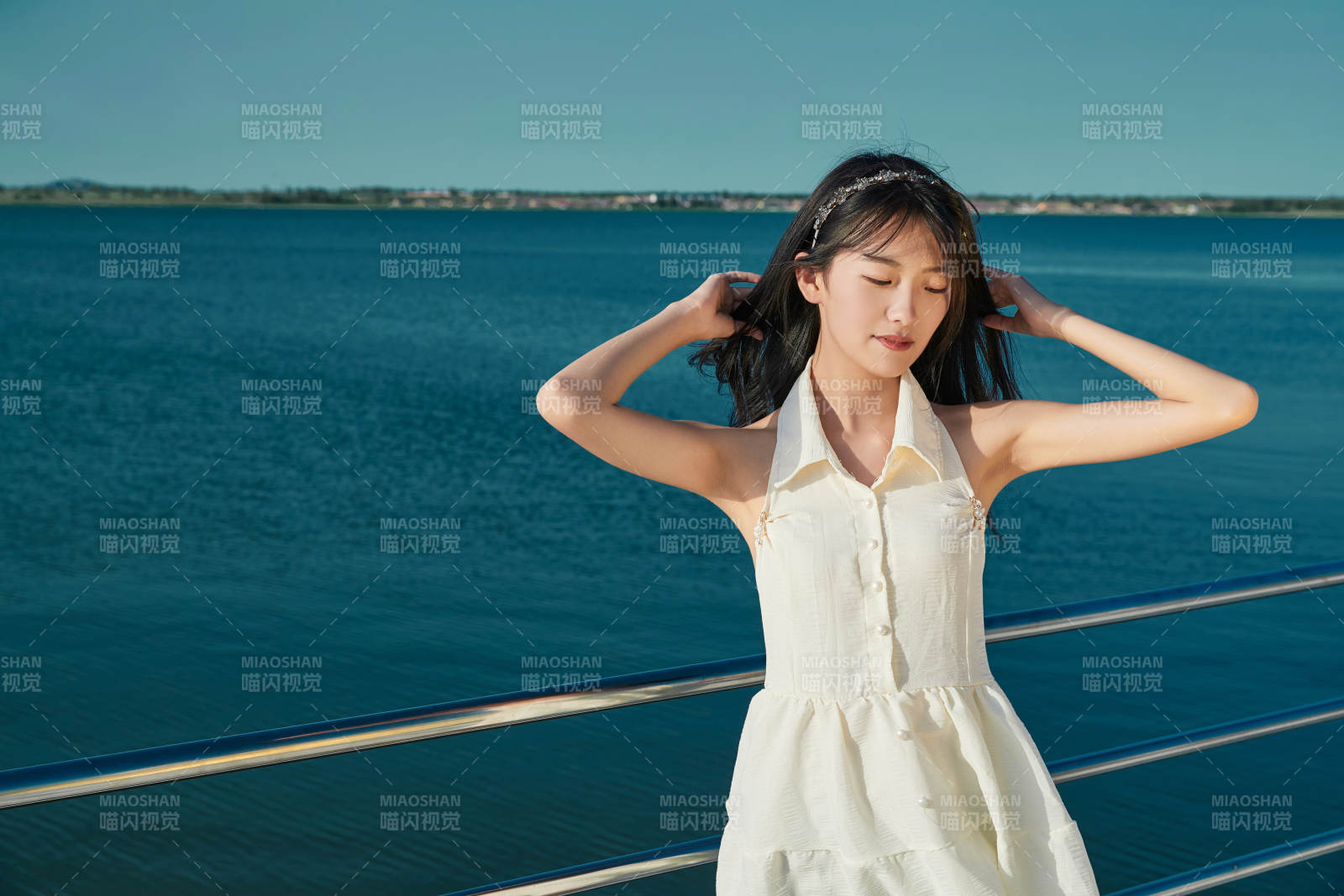 夏日在游艇觀光平臺上的亞洲少女