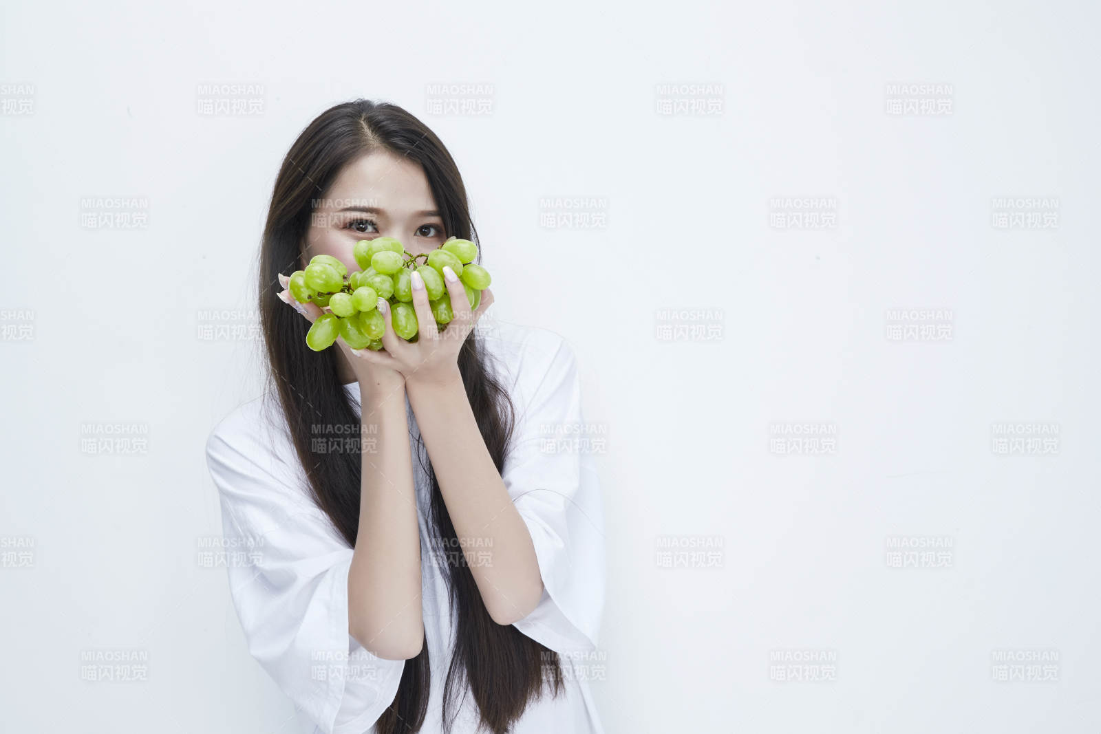 吃葡萄的穿白色長T血衫的長發可愛少女人像