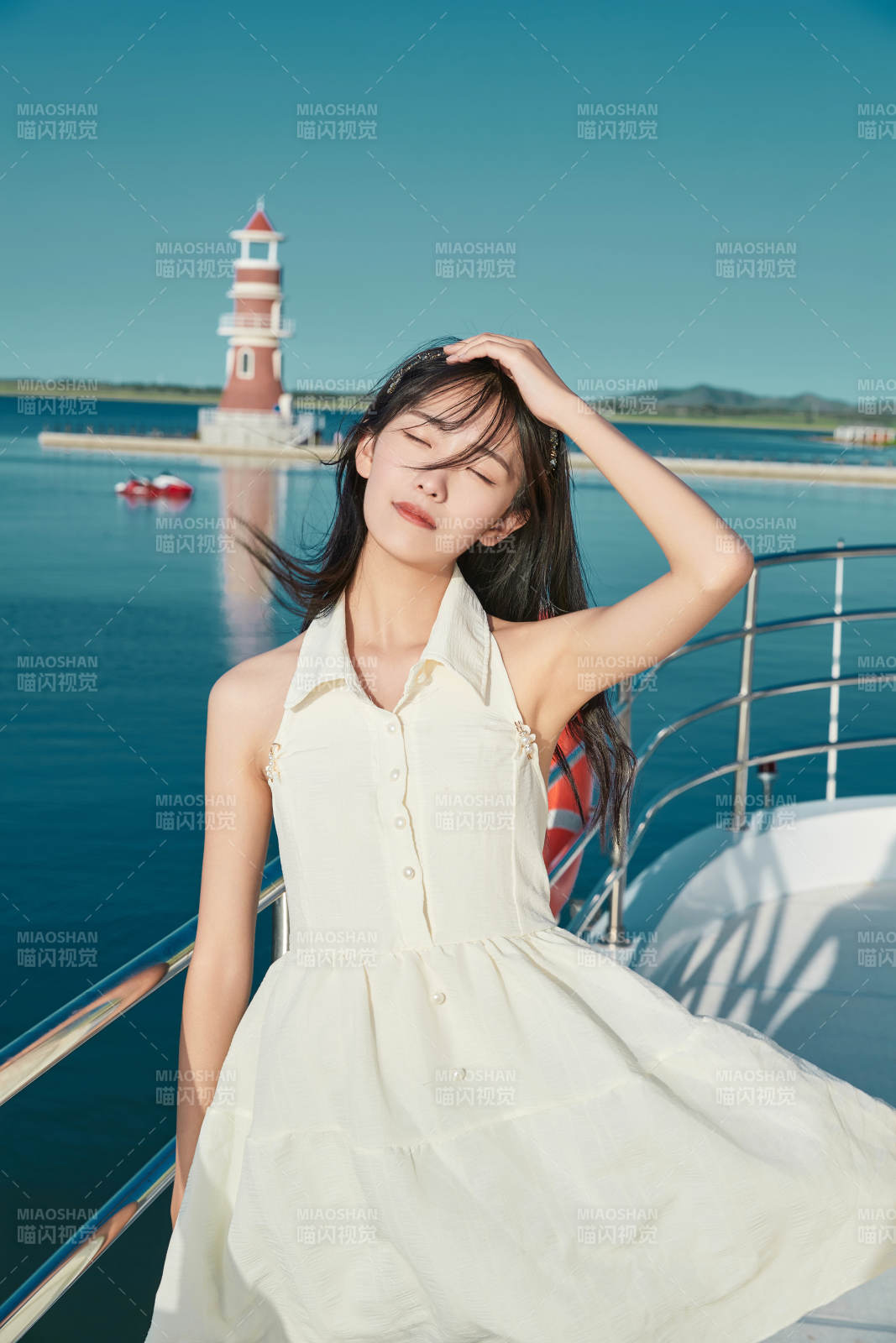 夏日在游艇觀光平臺上的亞洲少女