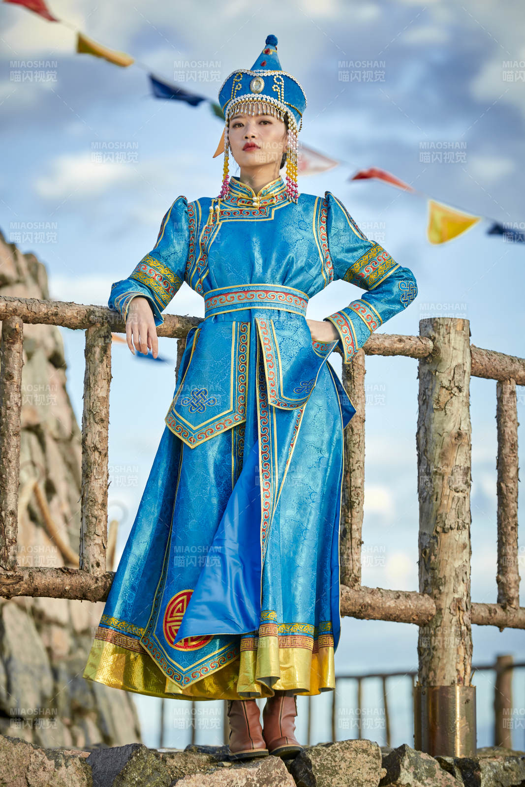 草原上敖包前身穿豪华蒙古族服饰的蒙族少女