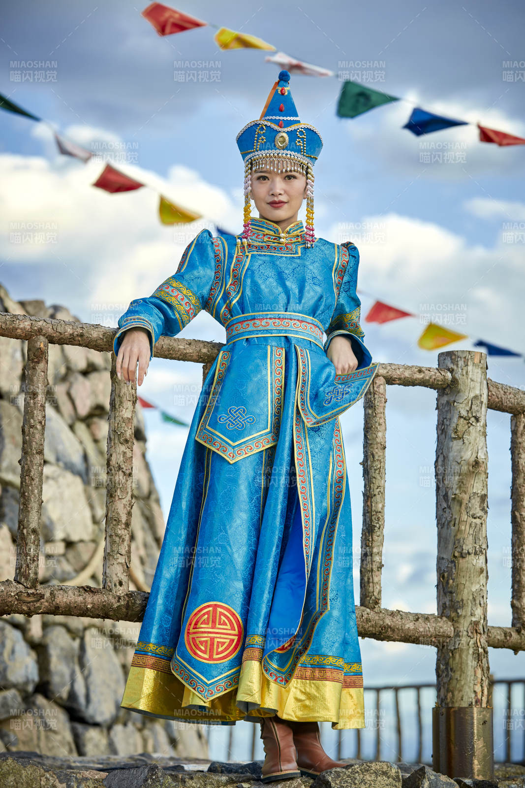 草原上敖包前身穿豪華蒙古族服飾的蒙族少女