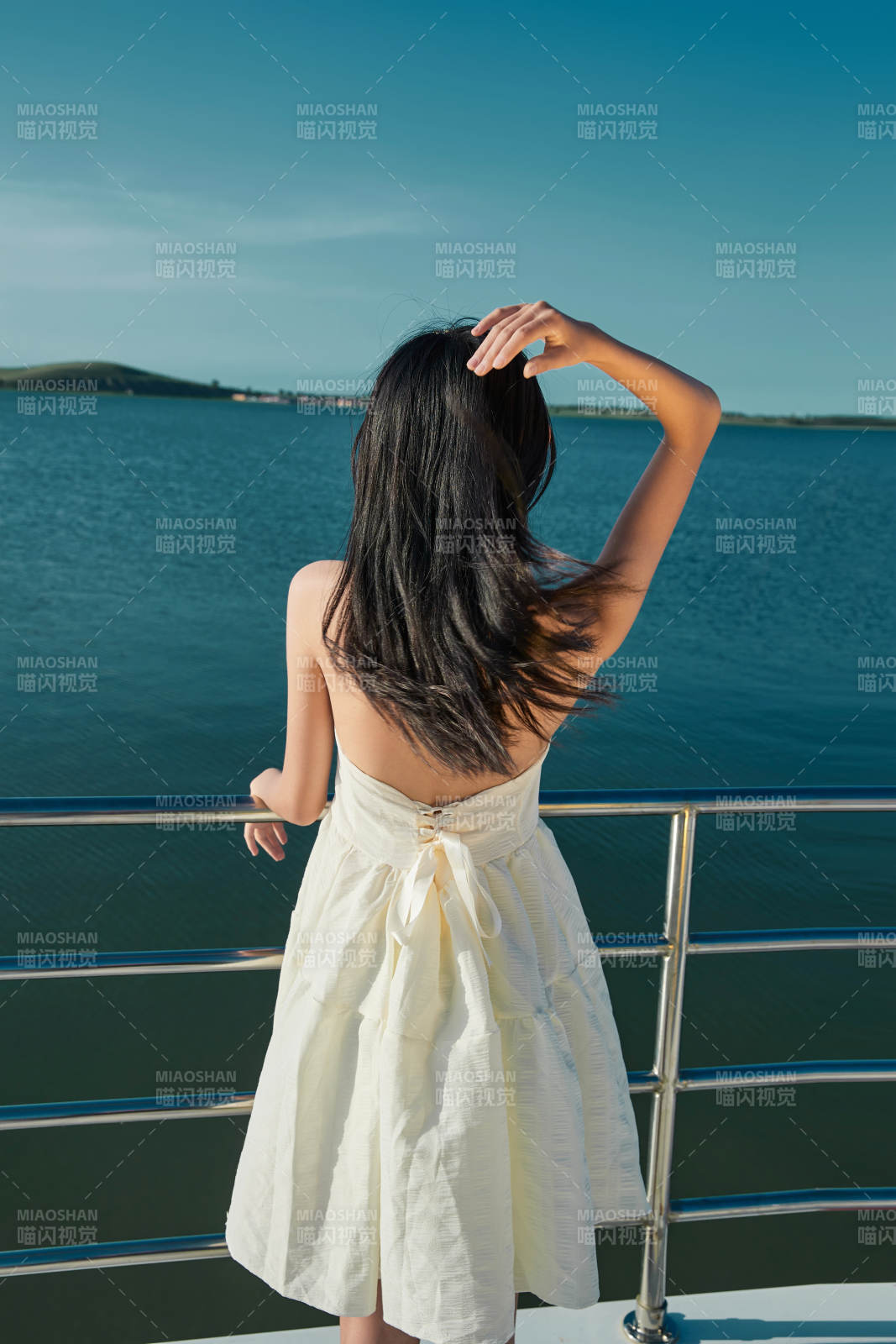 夏日在游艇觀光平臺上的亞洲少女