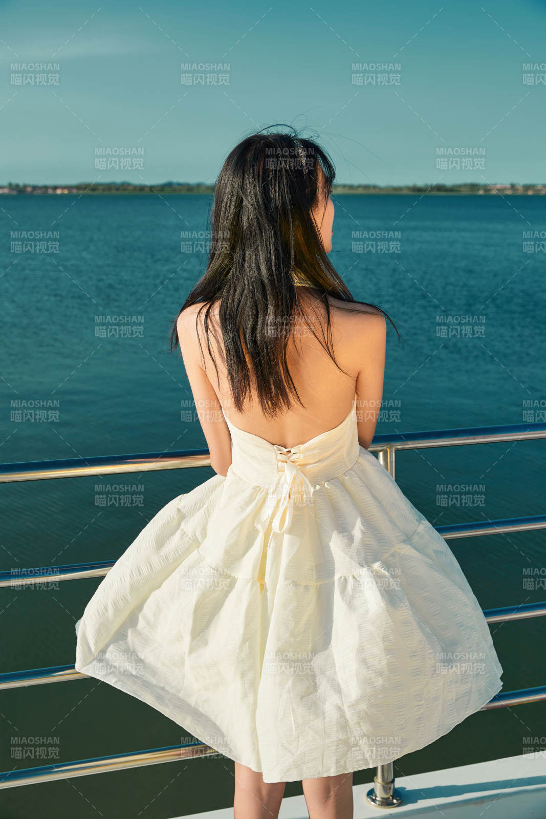 夏日在游艇觀光平臺上的亞洲少女