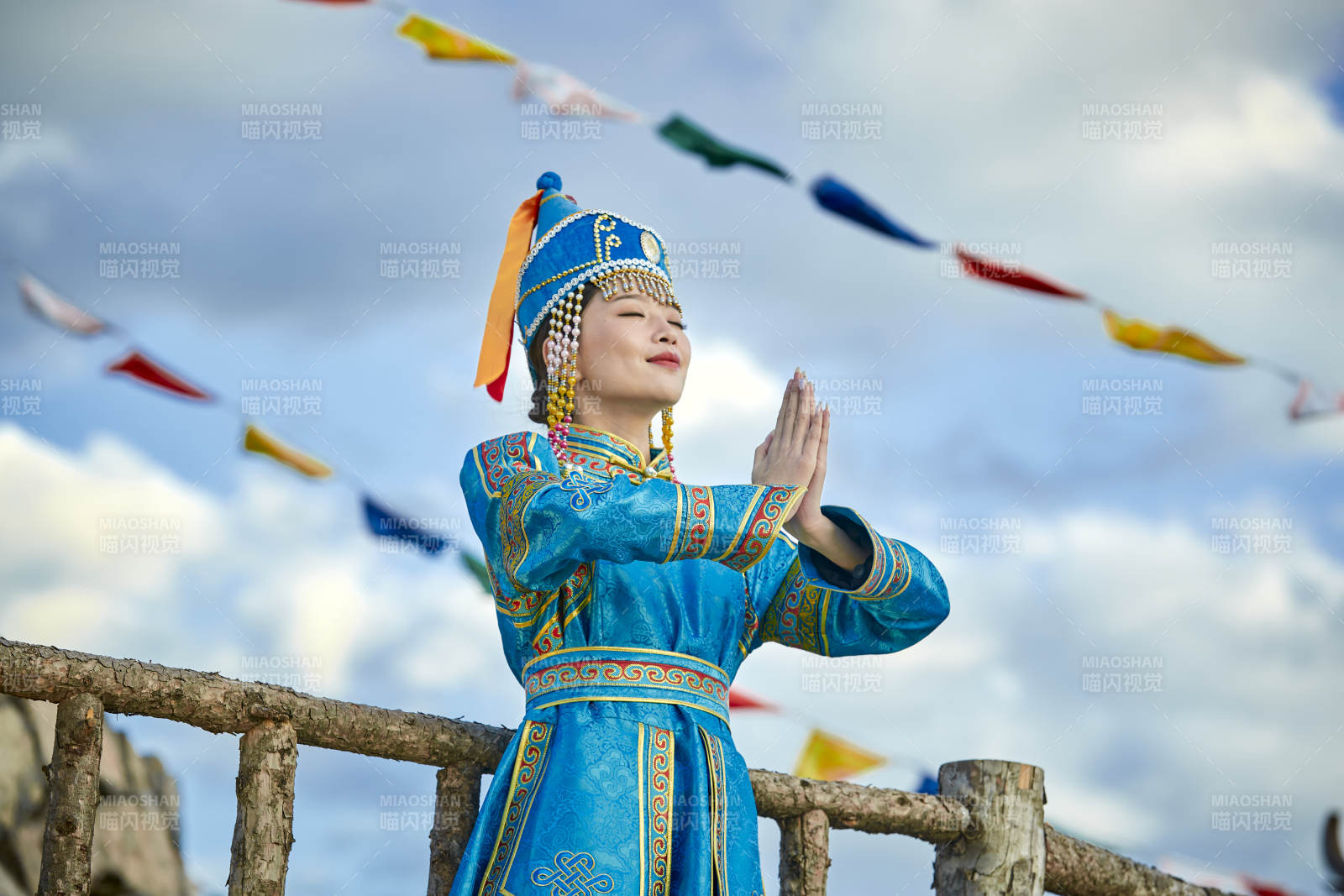 草原上敖包前身穿豪華蒙古族服飾的蒙族少女