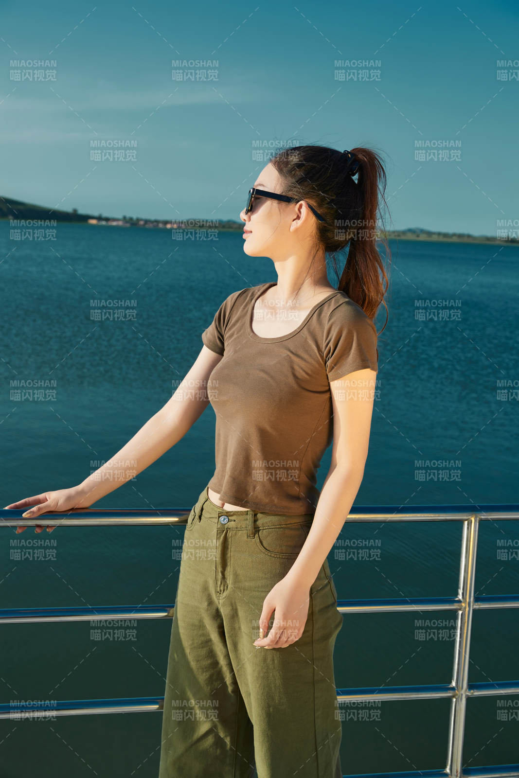 夏日在游艇觀光平臺上的亞洲少女