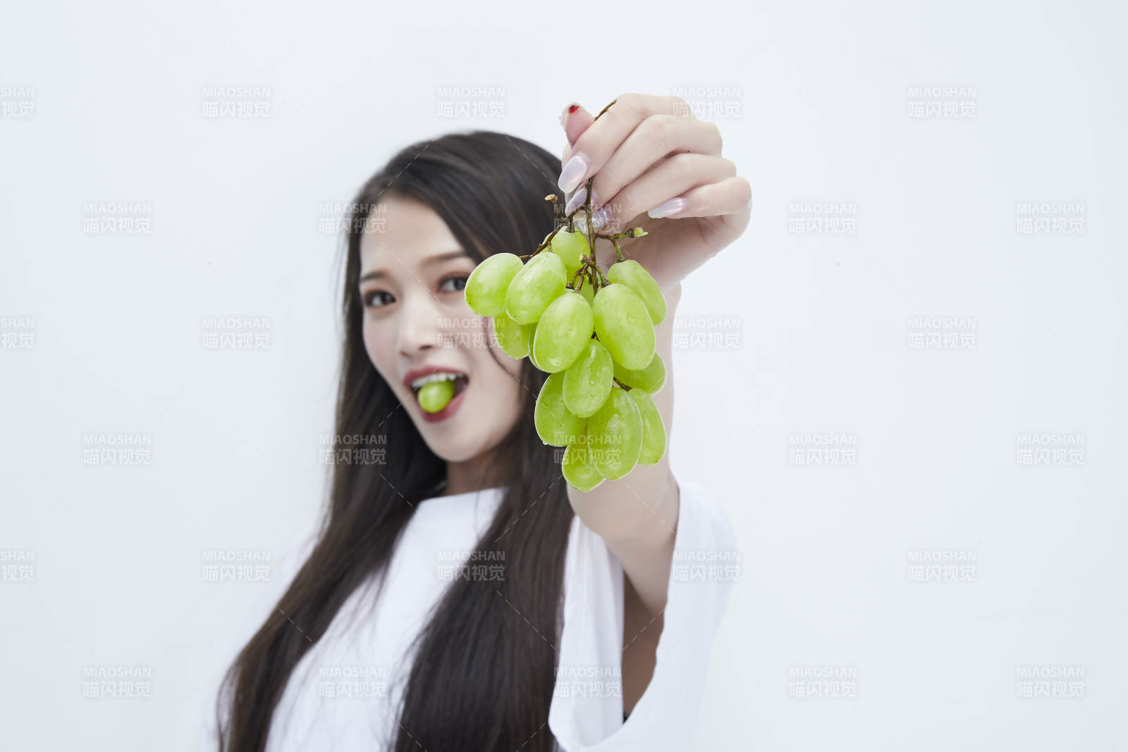 吃葡萄的穿白色長T血衫的長發(fā)可愛少女人像