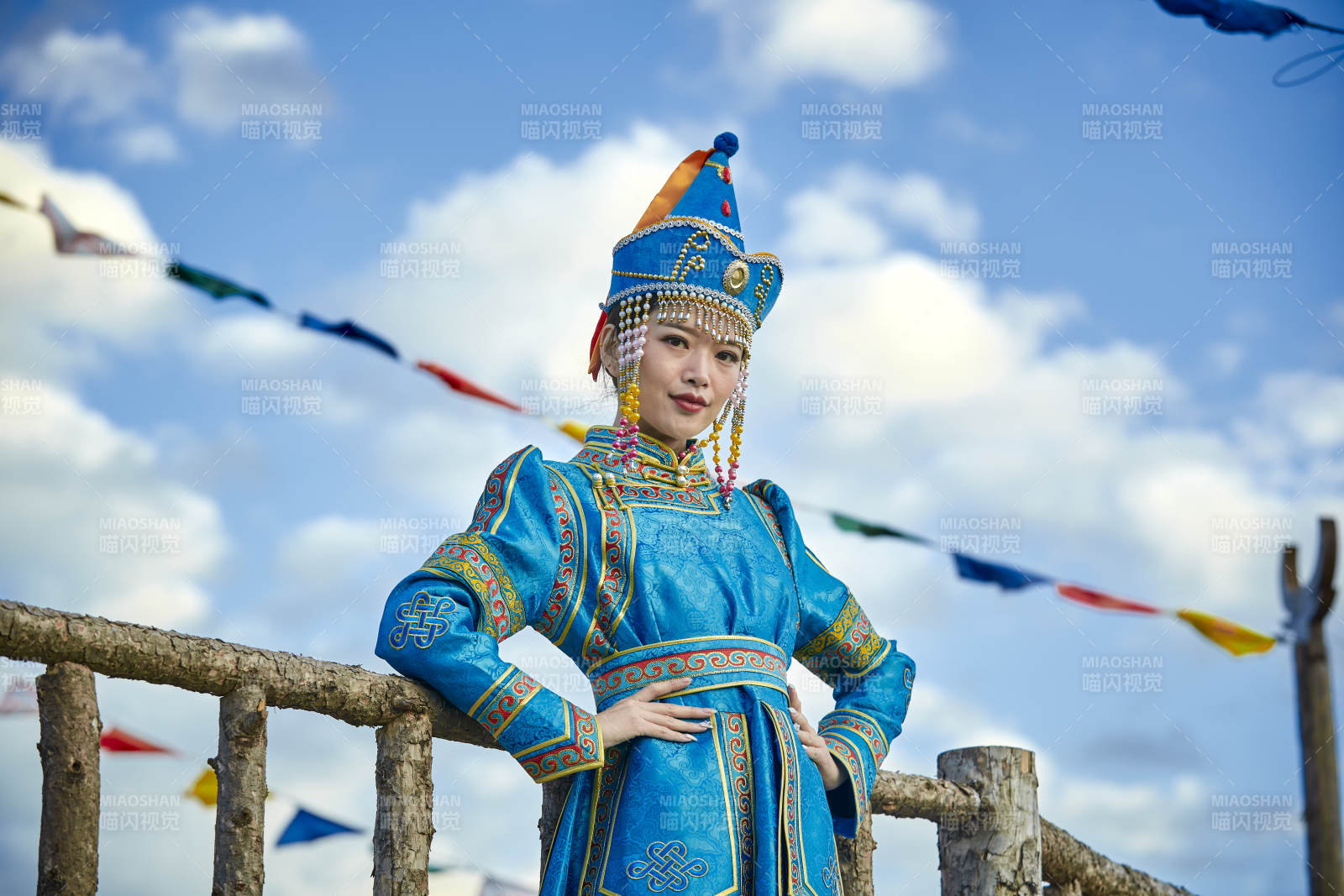 草原上敖包前身穿豪華蒙古族服飾的蒙族少女