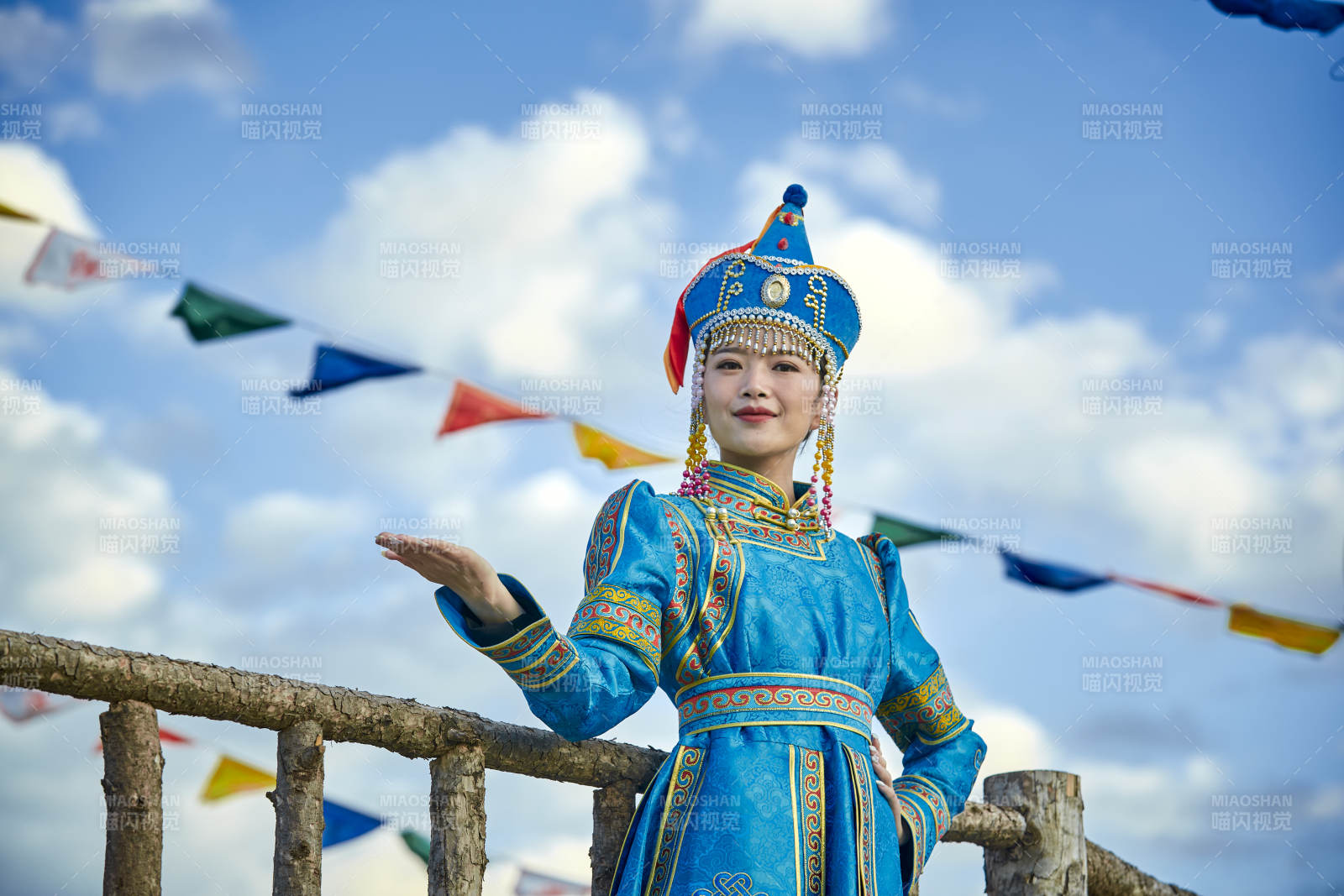 草原上敖包前身穿豪華蒙古族服飾的蒙族少女