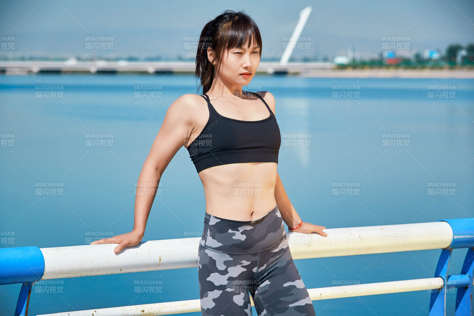 戶外河畔公園做拉伸有氧運動的亞洲女性