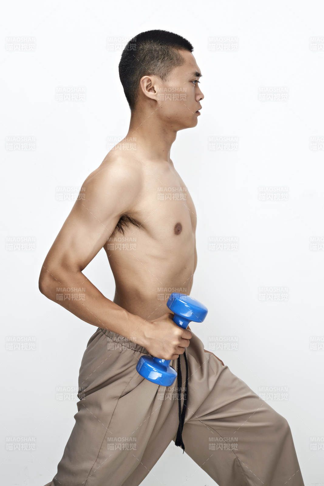 使用啞鈴進行健身鍛煉的亞洲男性