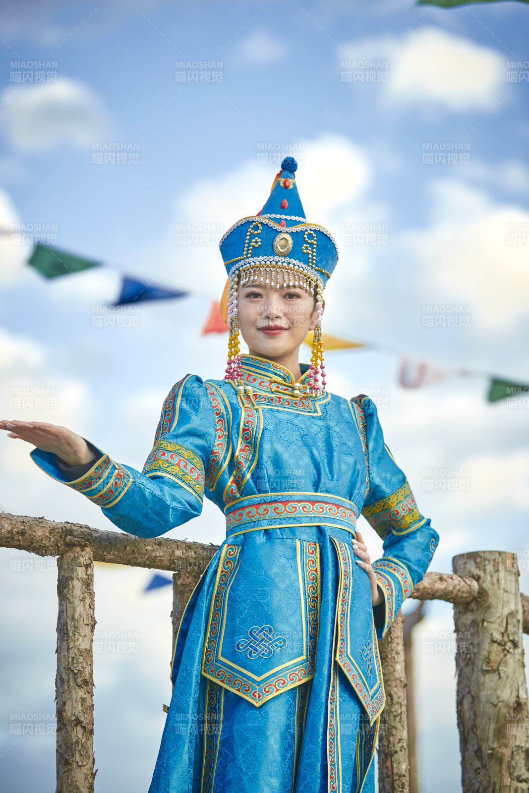 草原上敖包前身穿豪華蒙古族服飾的蒙族少女