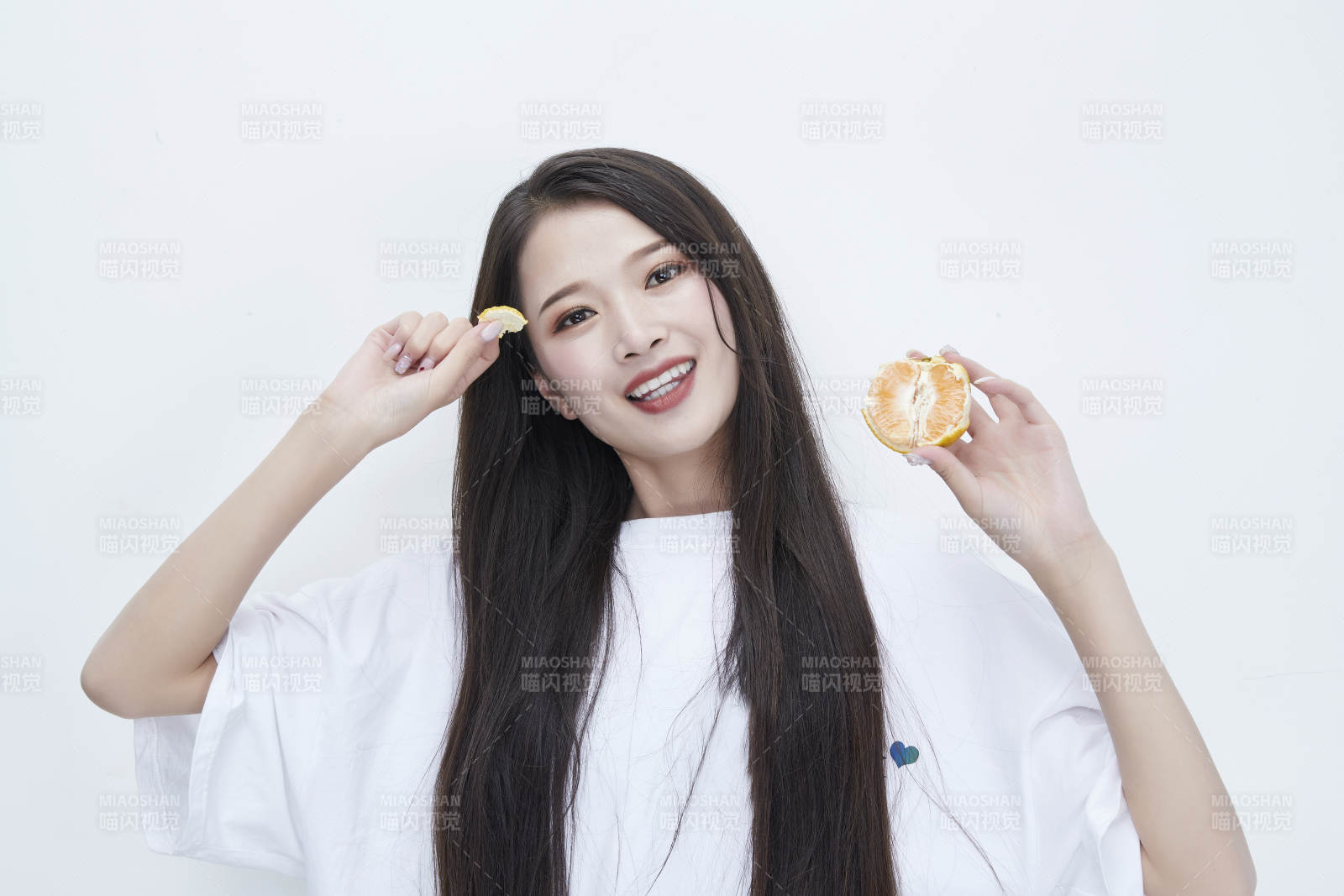 拿著撥開的橙子穿白色長T血的可愛少女人像