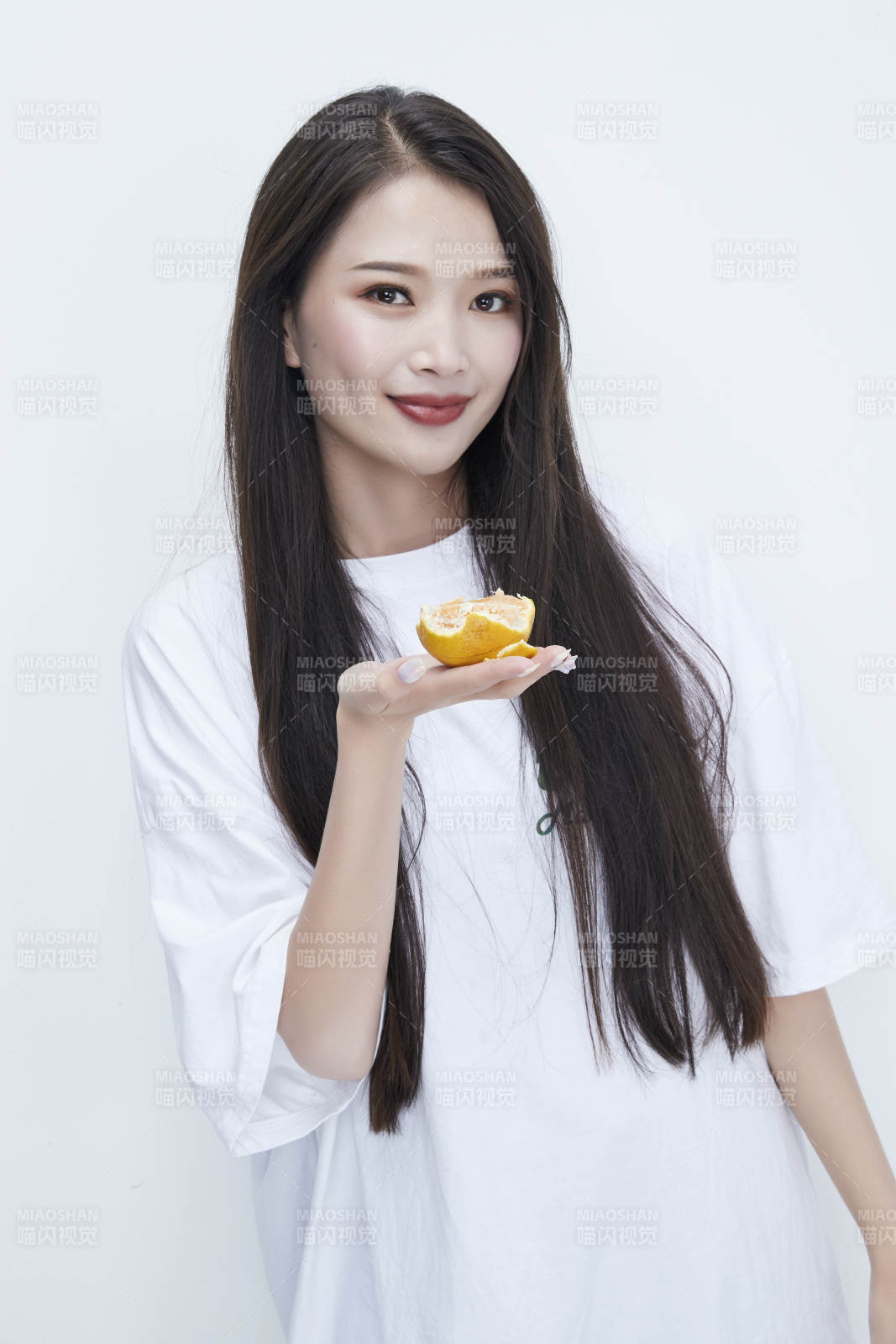 拿著撥開的橙子穿白色長T血的可愛少女人像