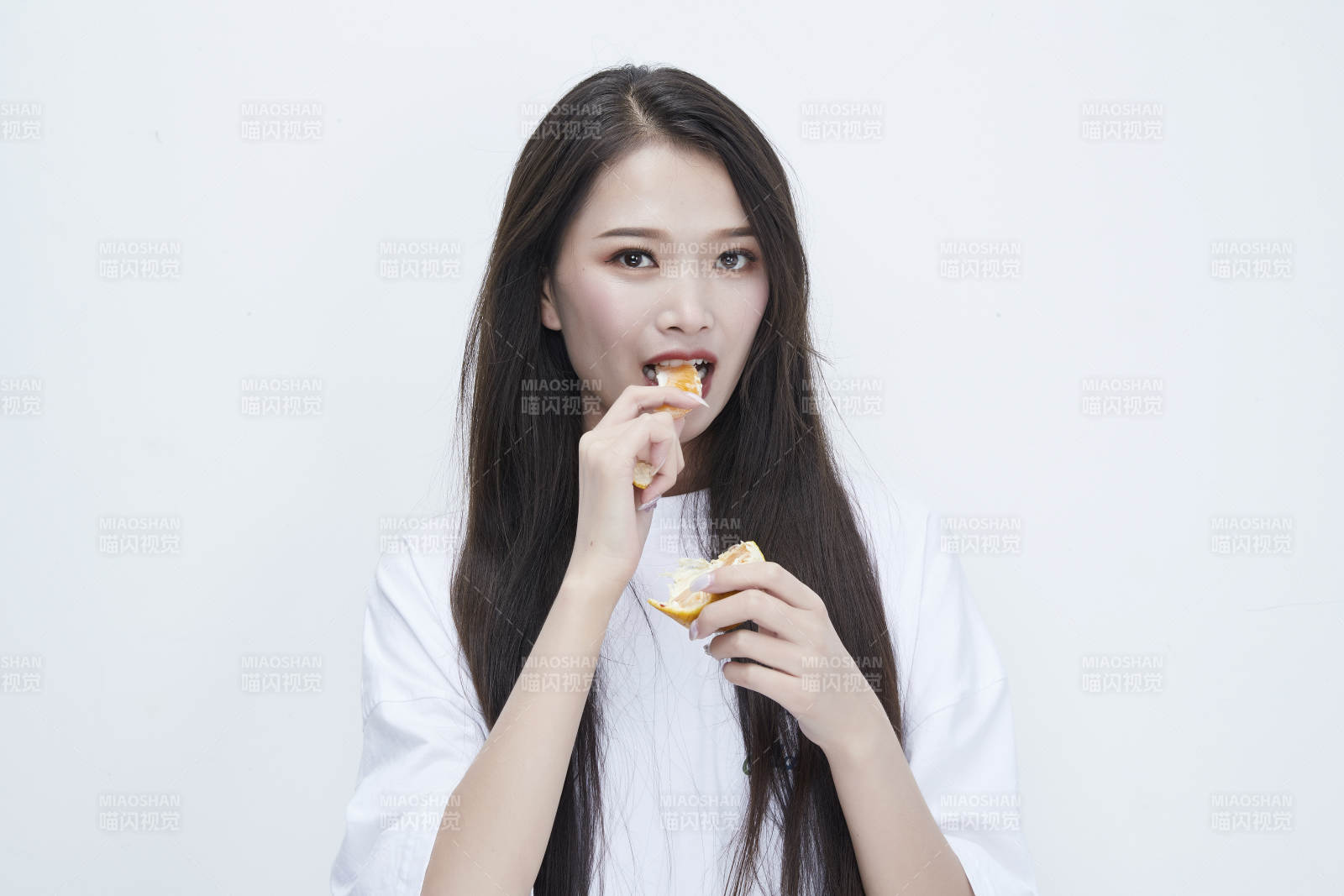 拿著撥開的橙子穿白色長T血的可愛少女人像