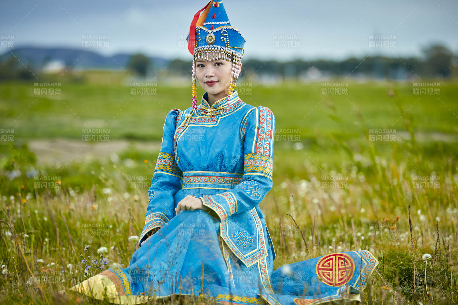 草原上身穿豪華蒙古族服飾的蒙族少女