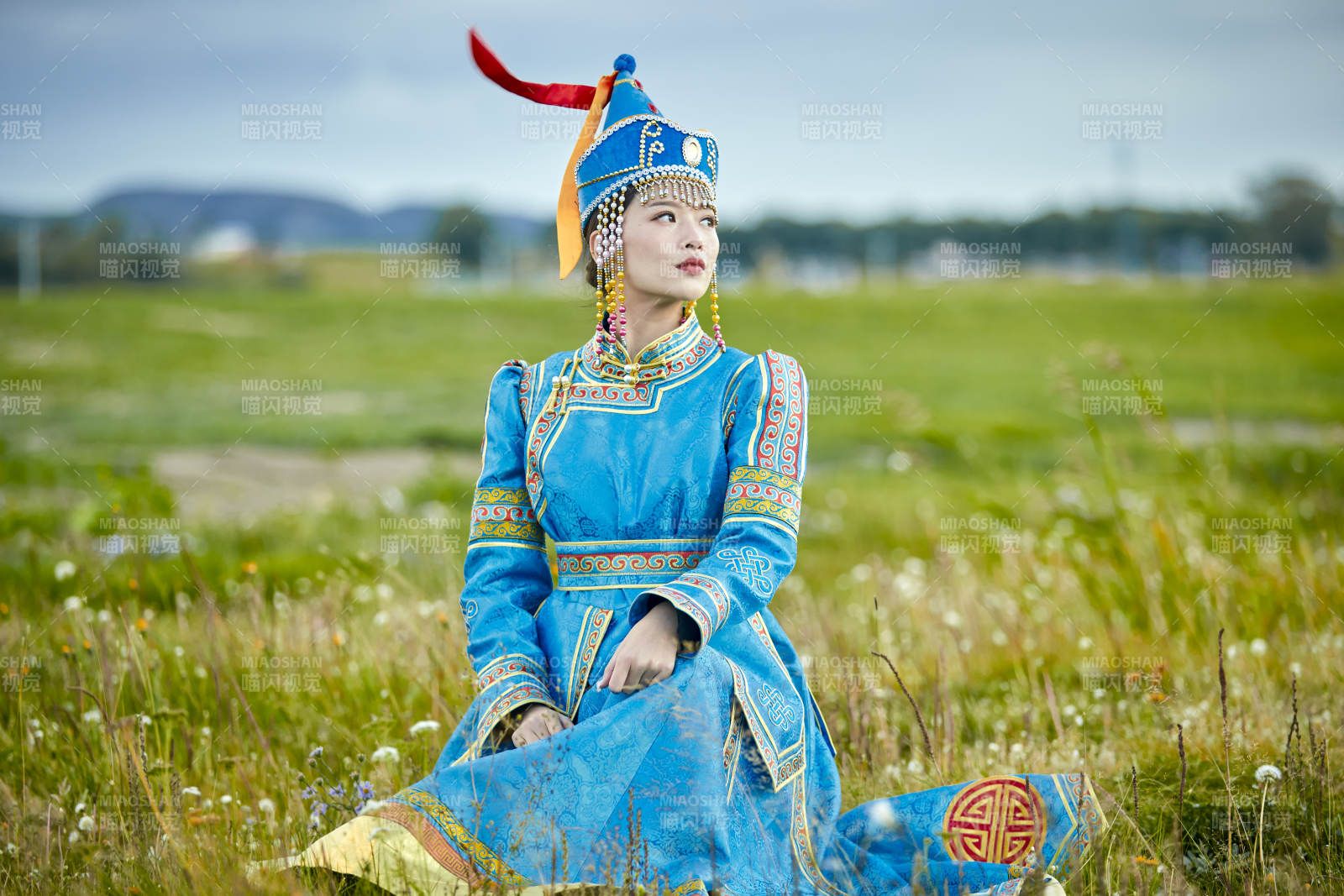 草原上身穿豪华蒙古族服饰的蒙族少女