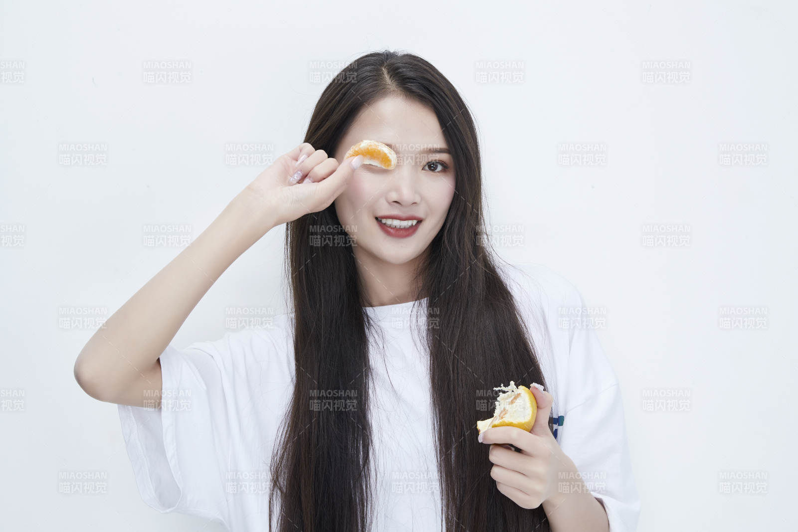 拿著撥開的橙子穿白色長T血的可愛少女人像