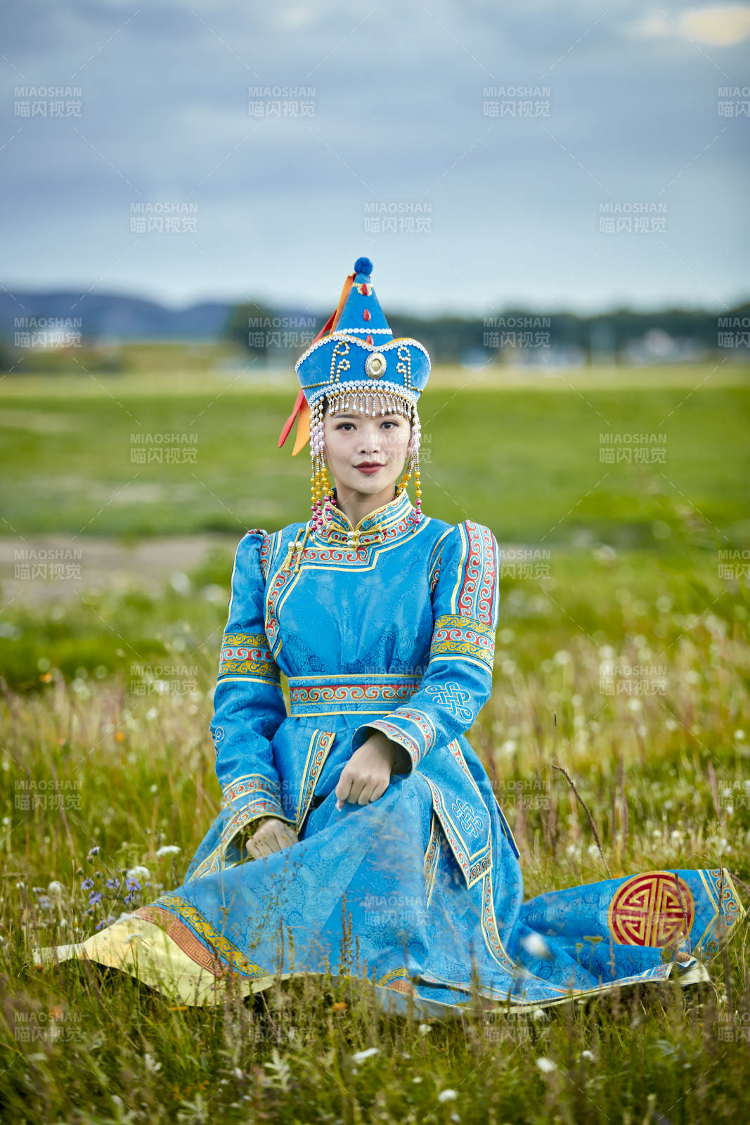 草原上身穿豪華蒙古族服飾的蒙族少女