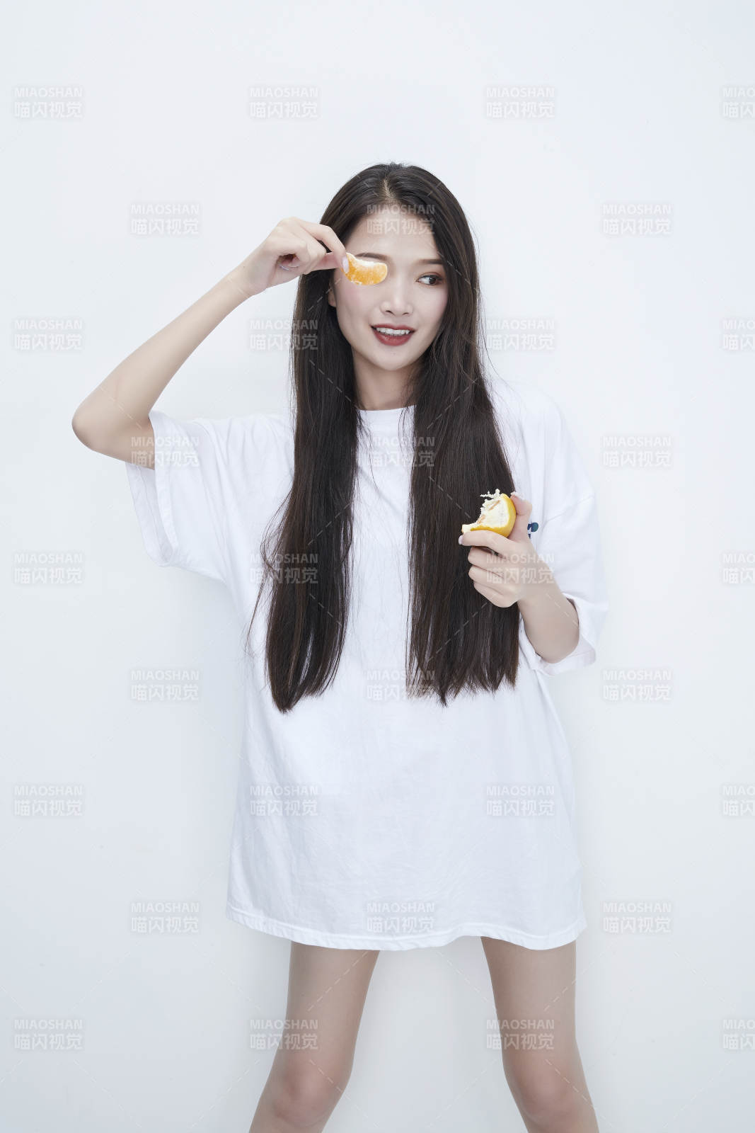 拿著撥開的橙子穿白色長T血的可愛少女人像