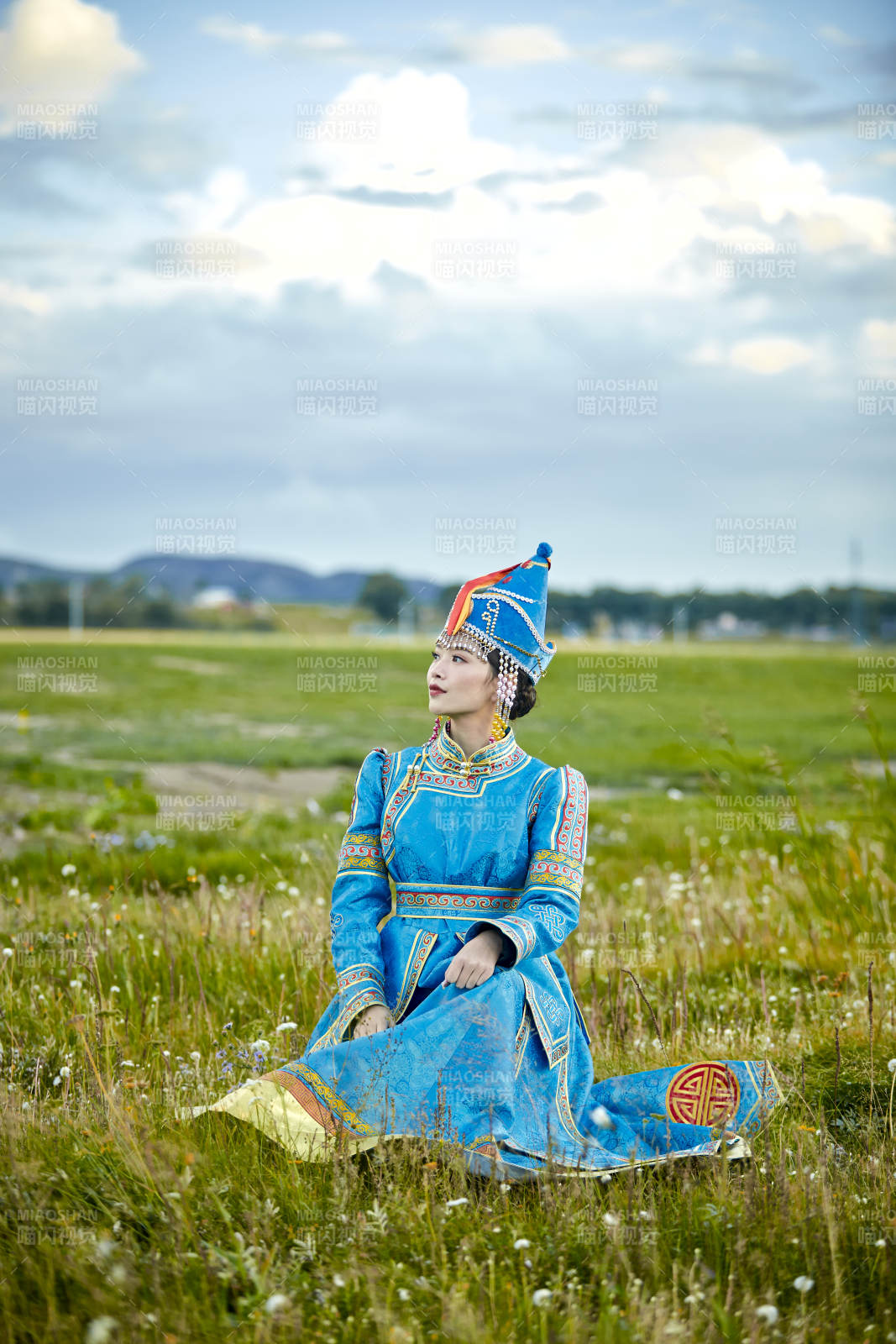 草原上身穿豪華蒙古族服飾的蒙族少女