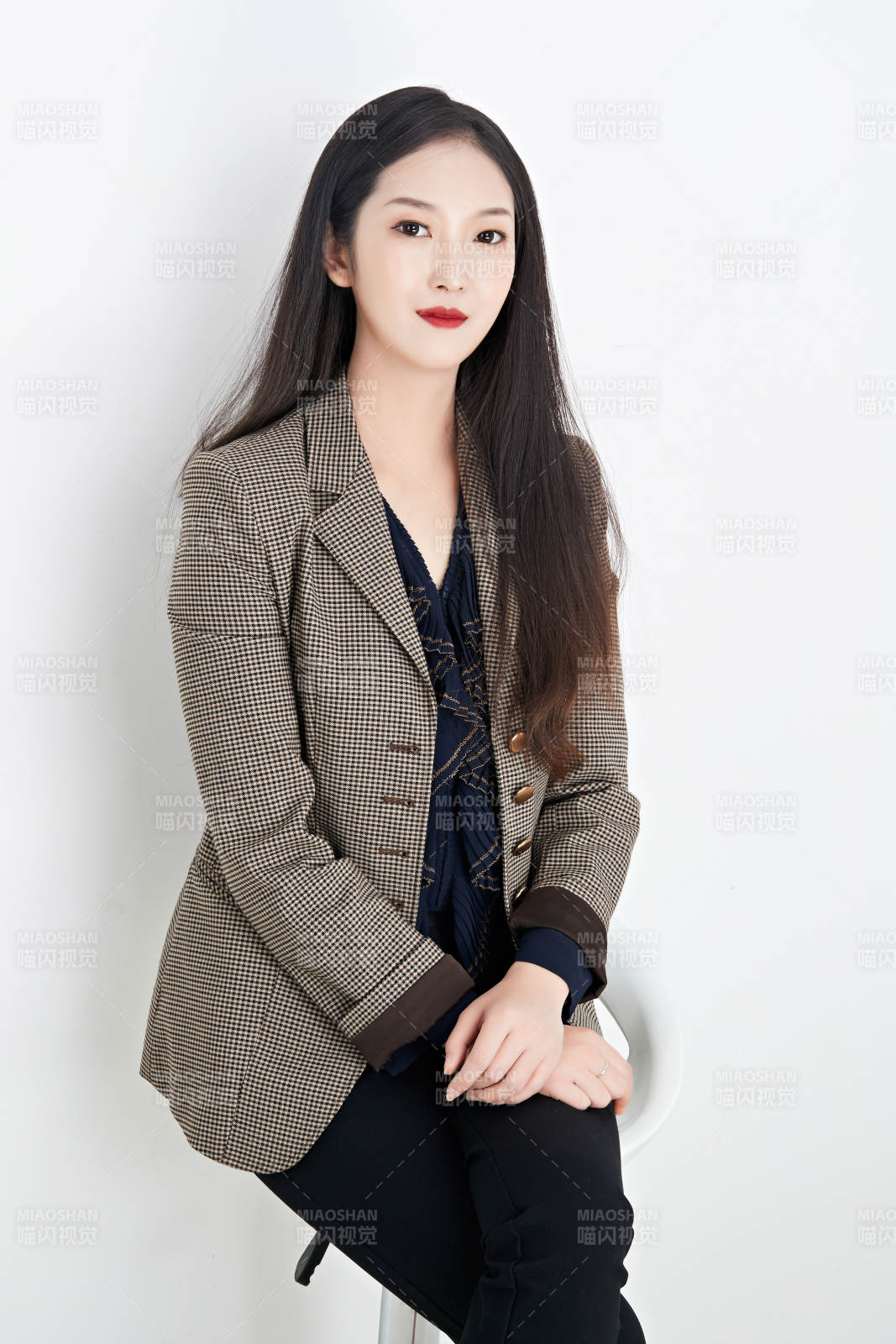 白色背景下的美麗商務女性肖像