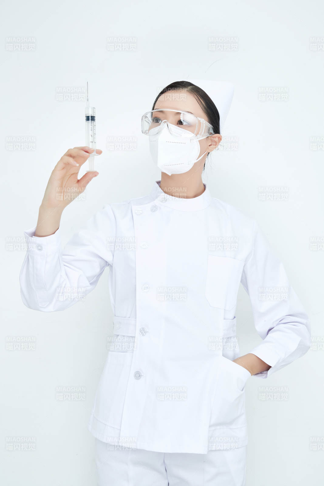 穿護士服戴口罩手執針筒的年輕女護士