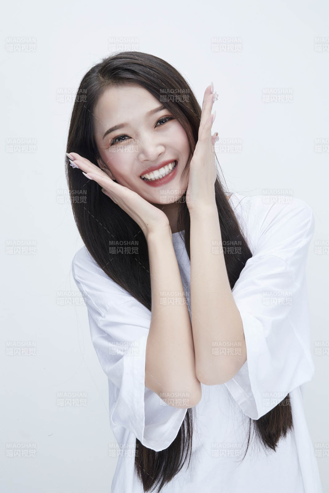 穿白色長T血襯展示各種表情的長發少女人像