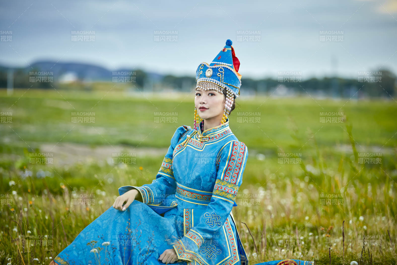 草原上身穿豪華蒙古族服飾的蒙族少女