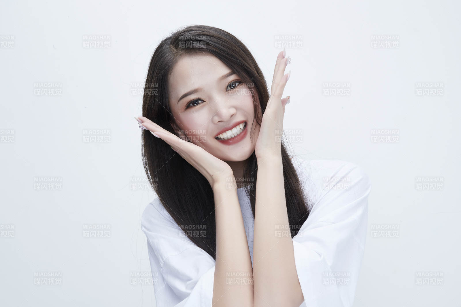 穿白色長T血襯展示各種表情的長發少女人像