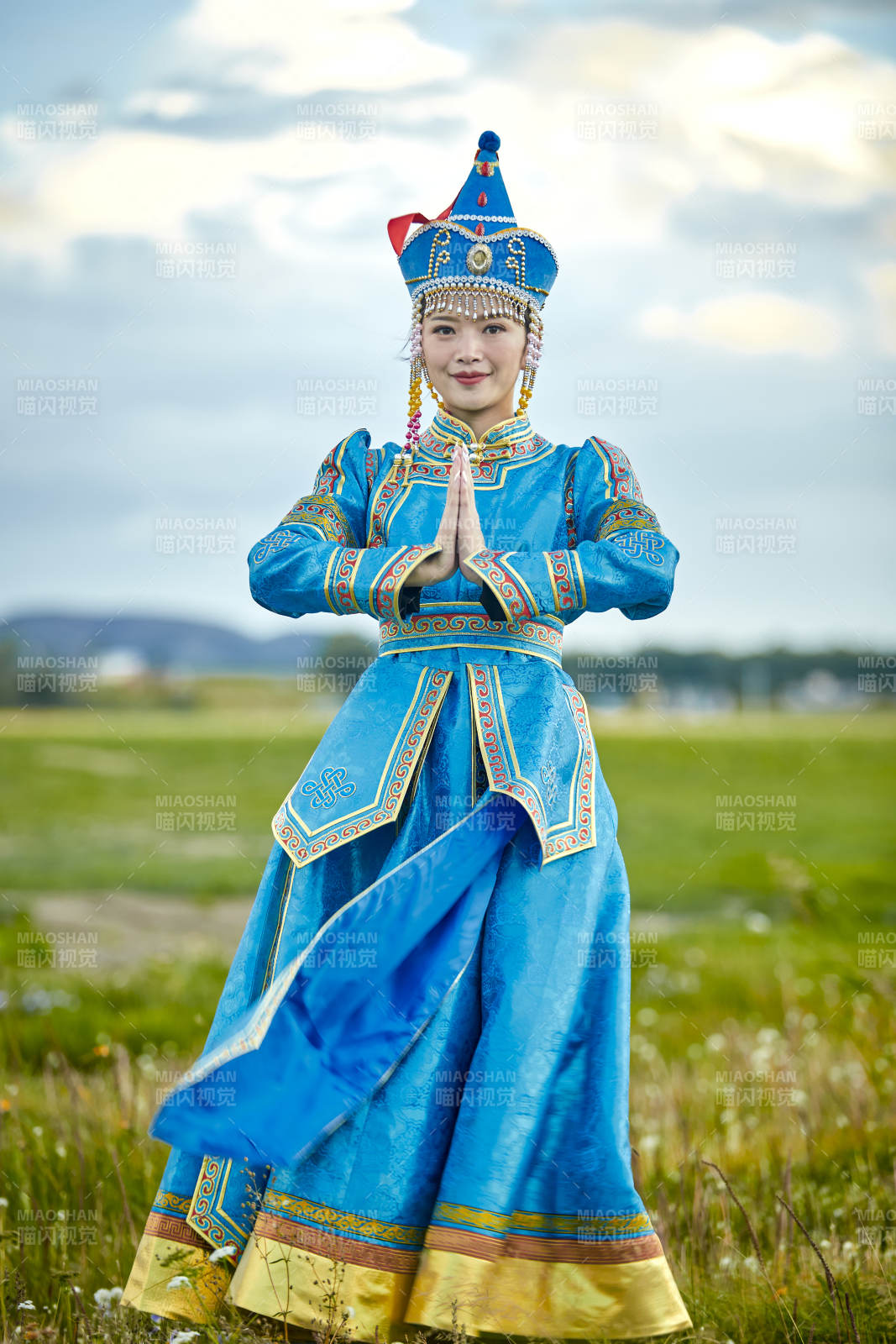 草原上身穿豪華蒙古族服飾的蒙族少女