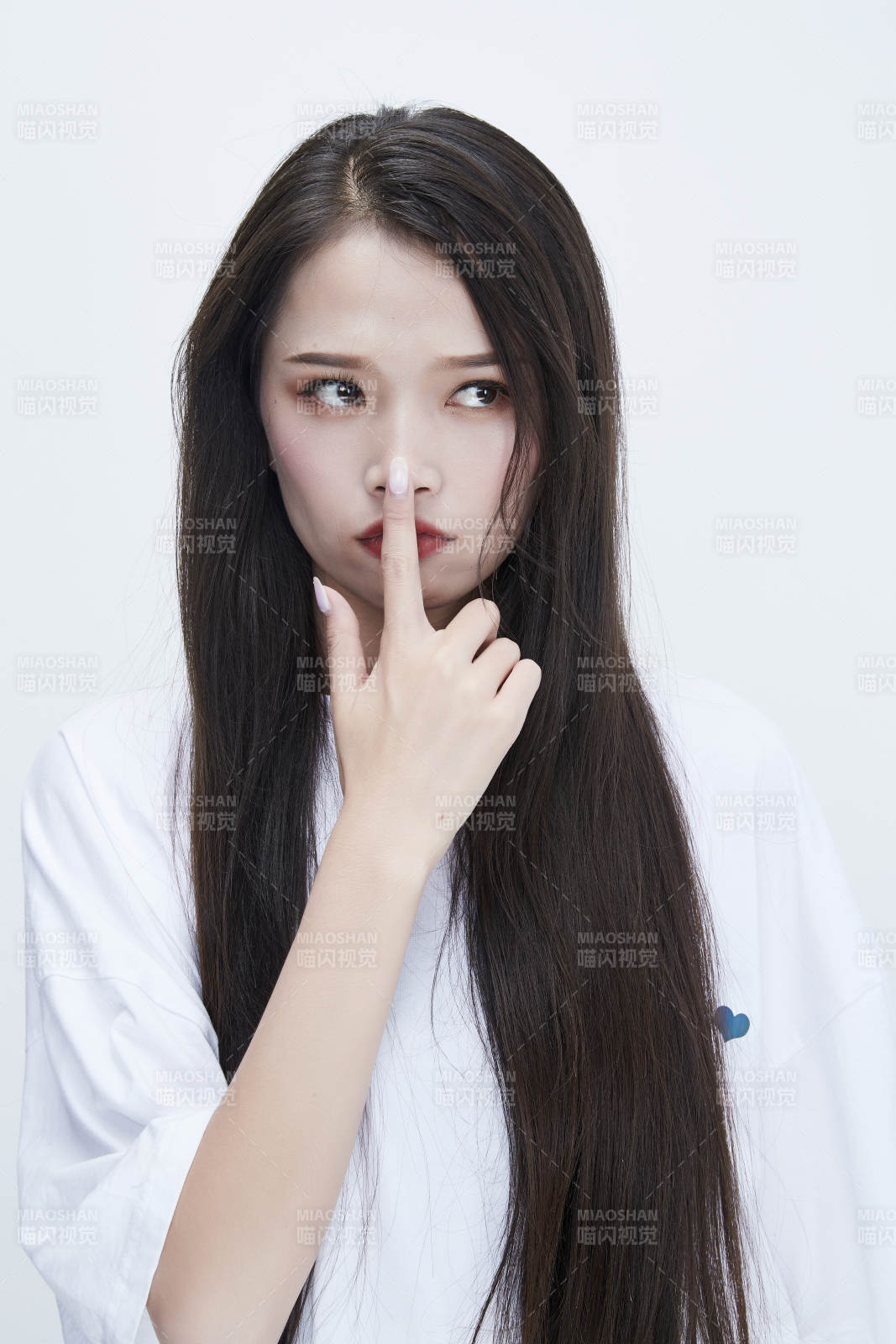 穿白色長(zhǎng)T血襯展示各種表情的長(zhǎng)發(fā)少女人像