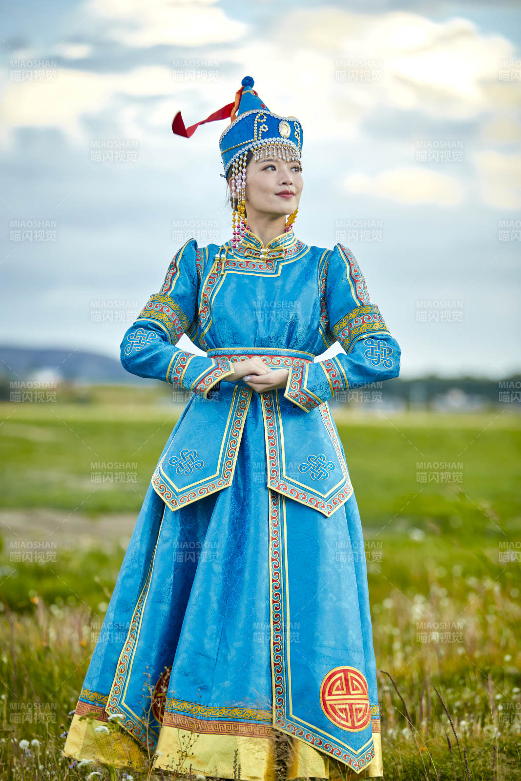 草原上身穿豪華蒙古族服飾的蒙族少女