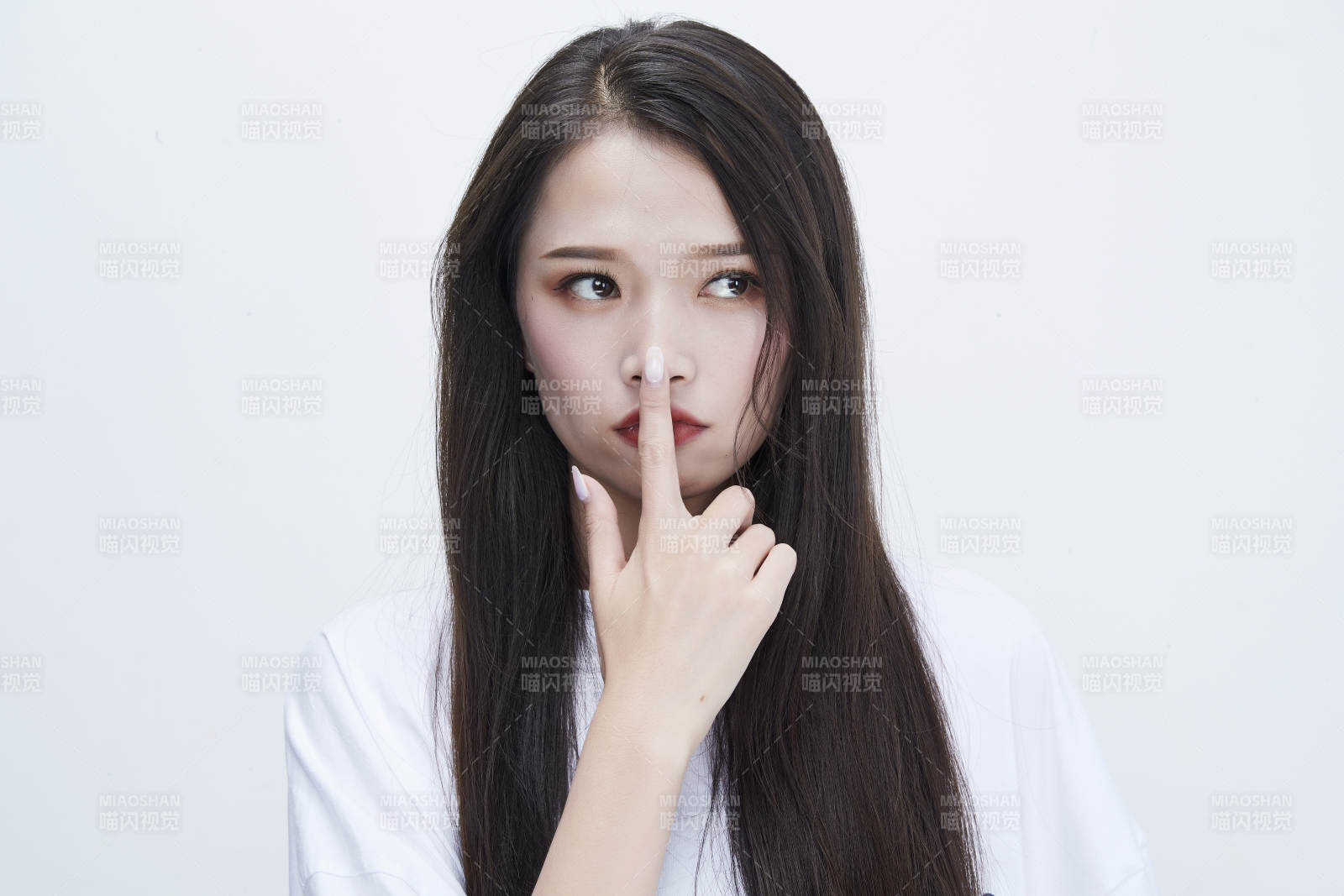 穿白色長T血襯展示各種表情的長發少女人像