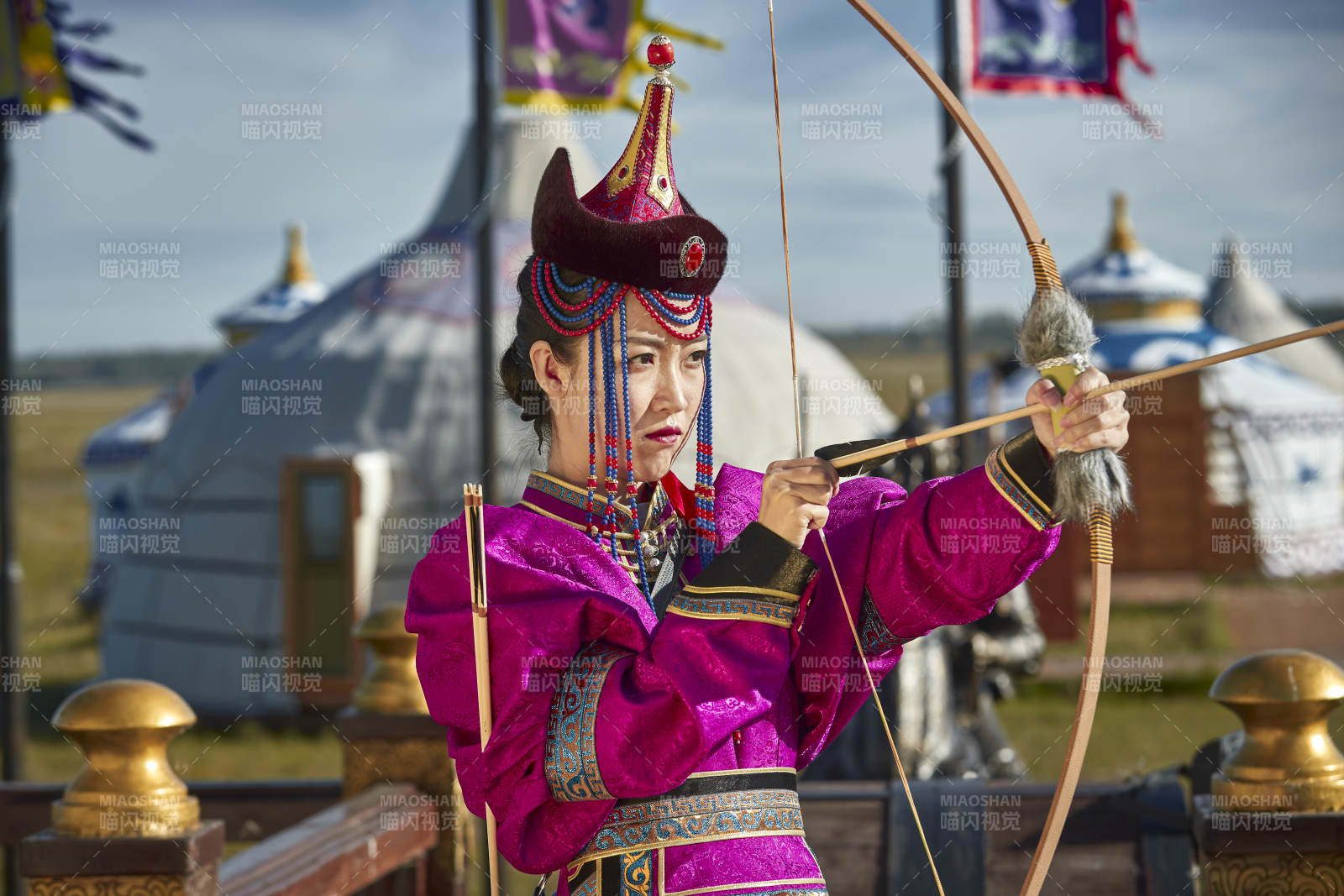 蒙古包前身穿蒙古族饰手持弓箭的蒙族少女