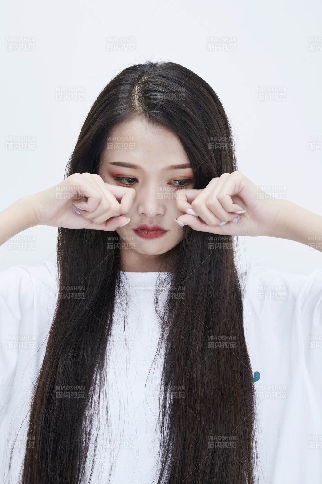 穿白色長T血襯展示各種表情的長發少女人像