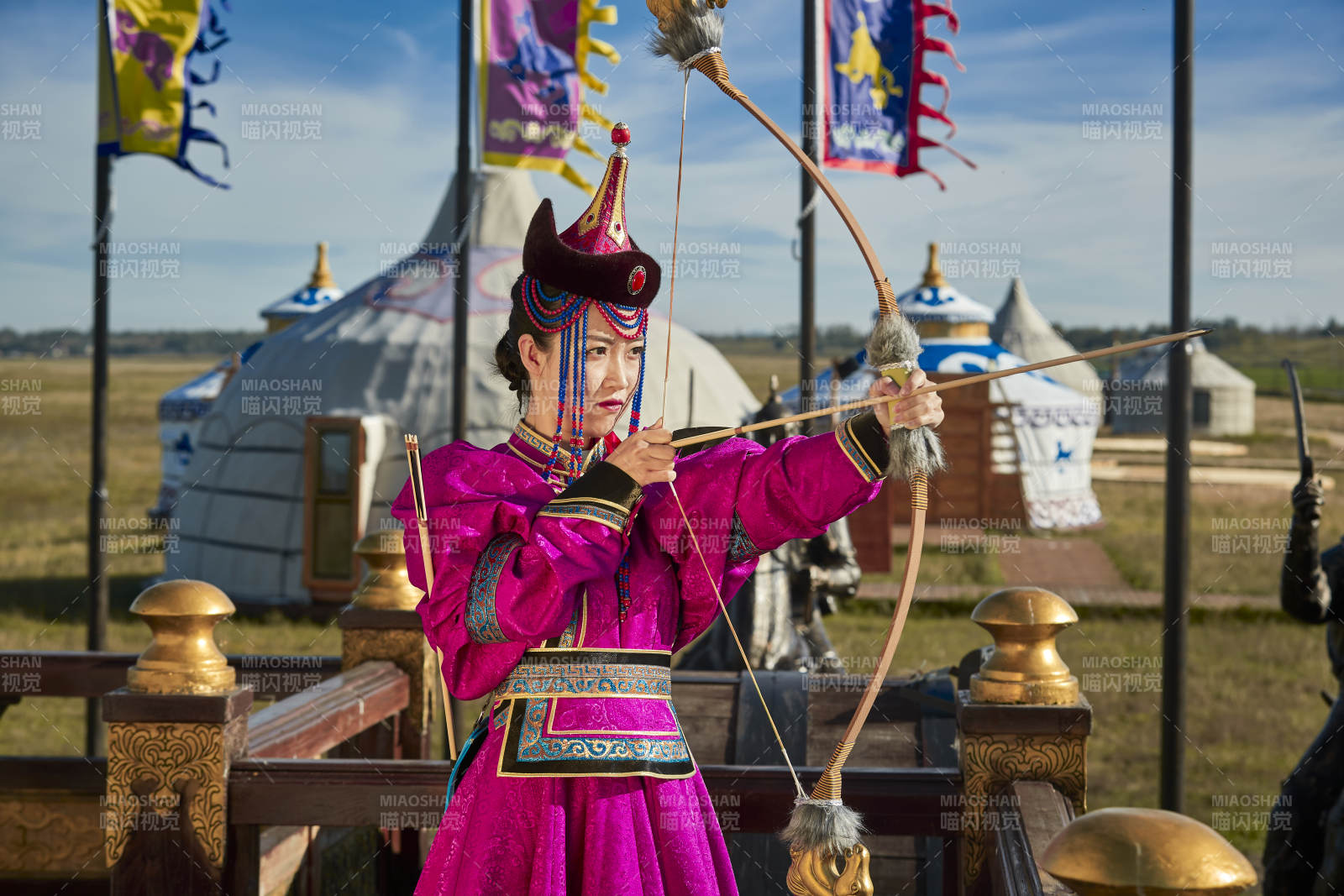 蒙古包前身穿蒙古族饰手持弓箭的蒙族少女