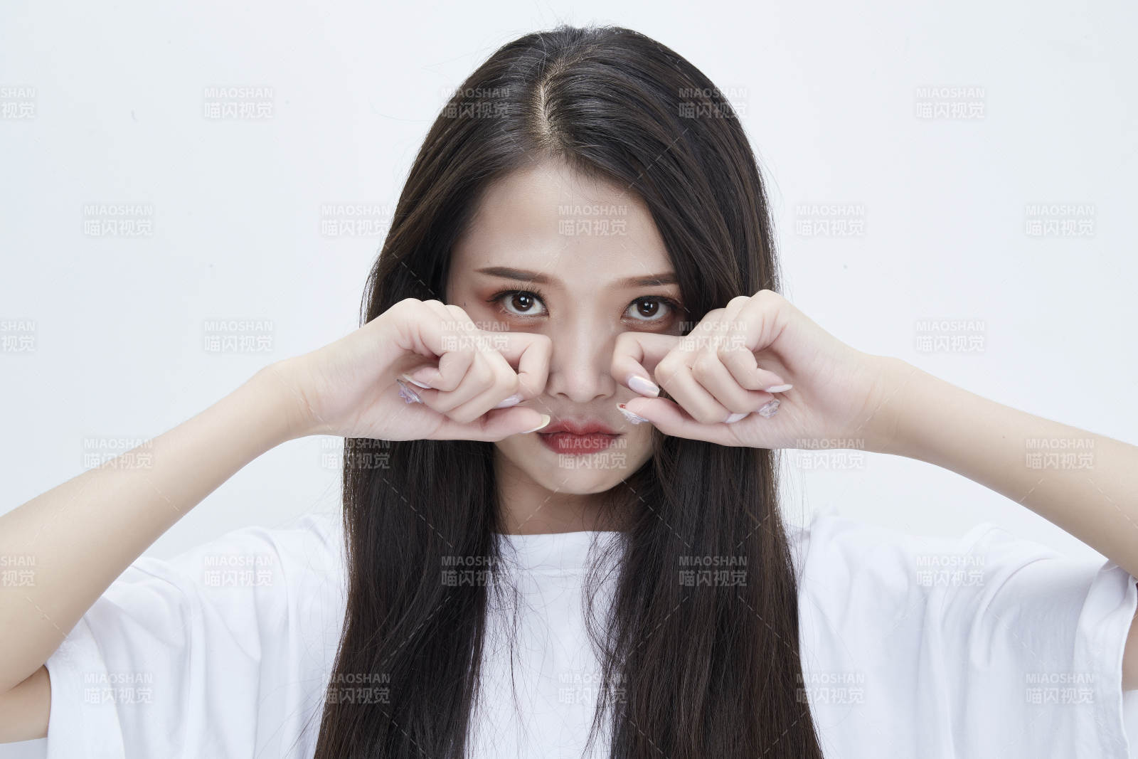 穿白色長T血襯展示各種表情的長發少女人像