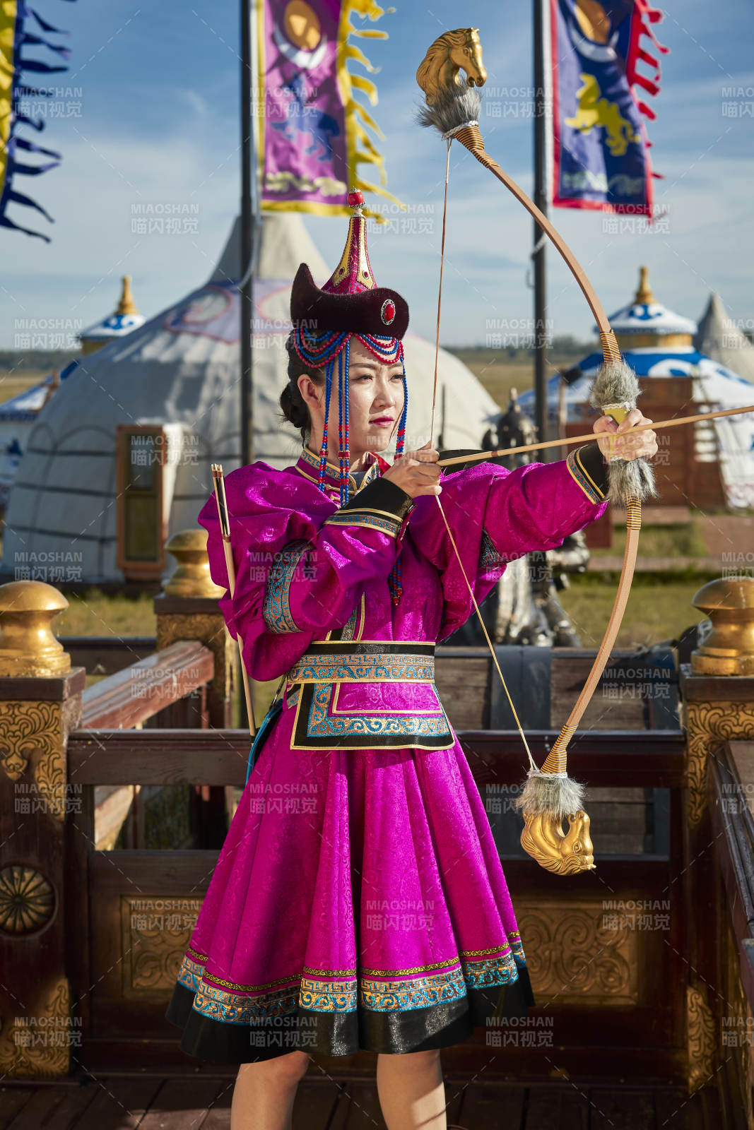 蒙古包前身穿蒙古族飾手持弓箭的蒙族少女