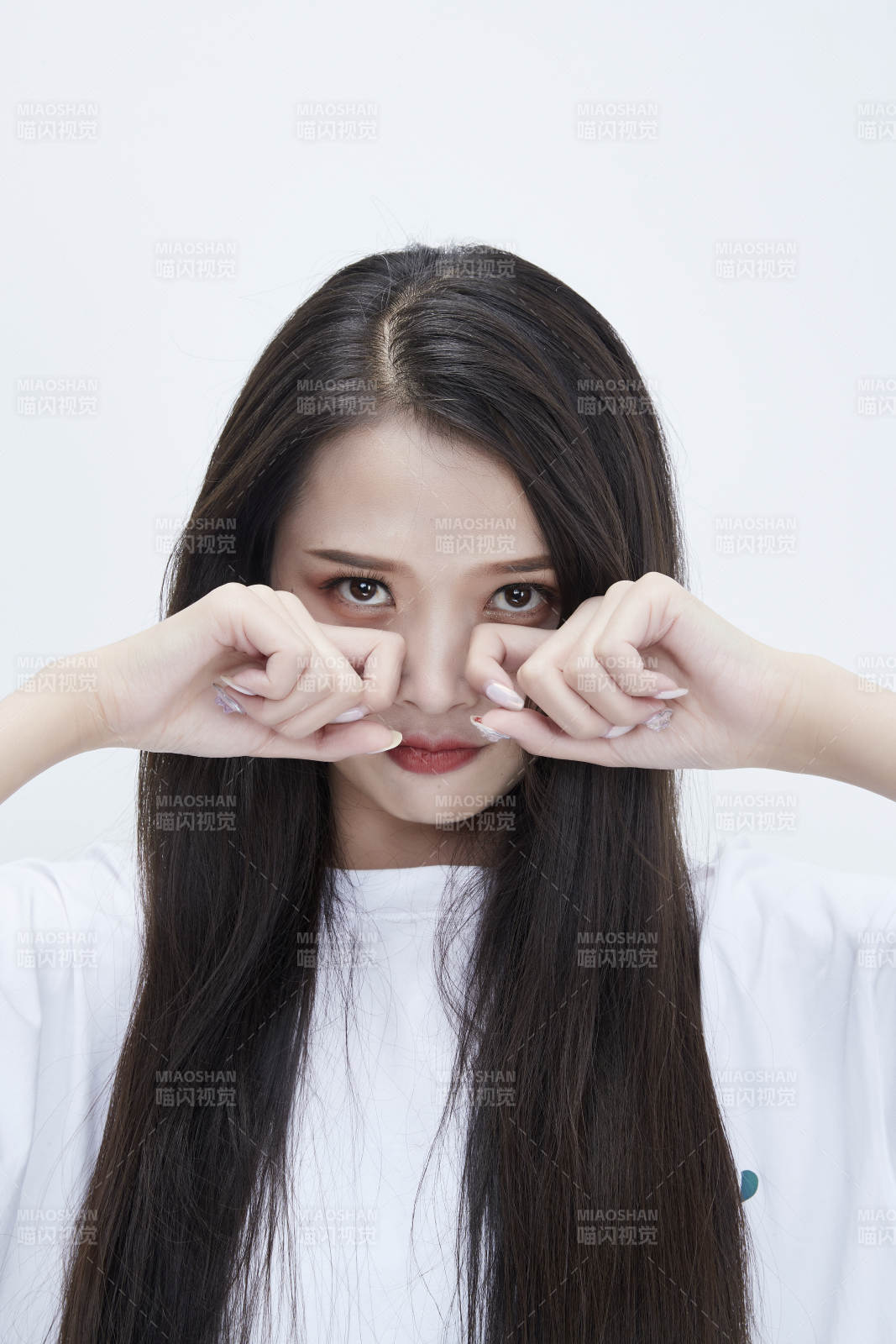 穿白色長(zhǎng)T血襯展示各種表情的長(zhǎng)發(fā)少女人像