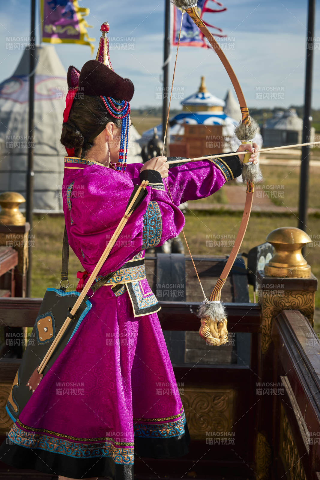 蒙古包前身穿蒙古族飾手持弓箭的蒙族少女