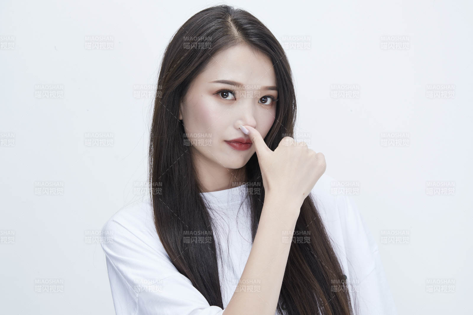 穿白色長T血襯展示各種表情的長發少女人像