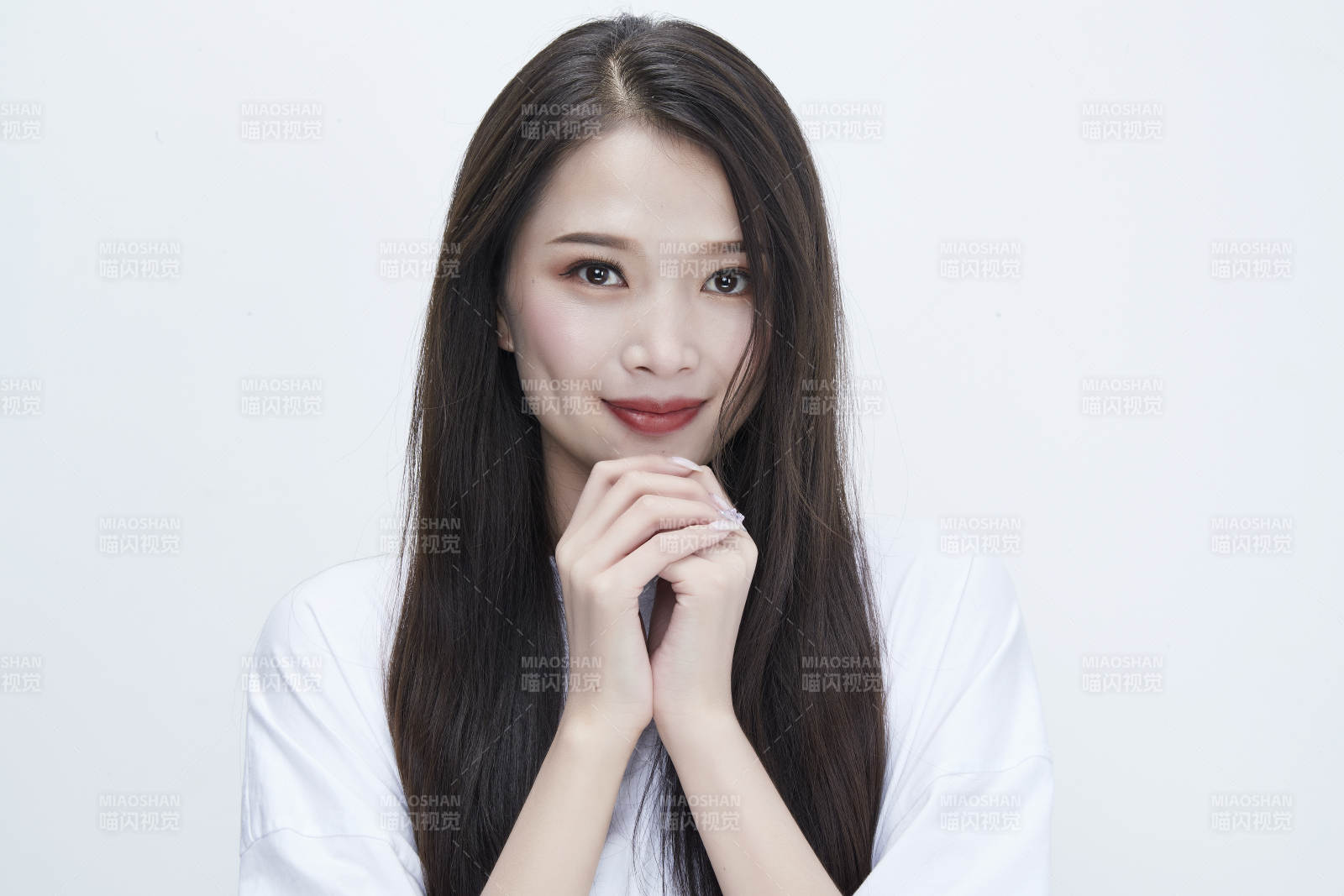 穿白色長T血襯展示各種表情的長發少女人像