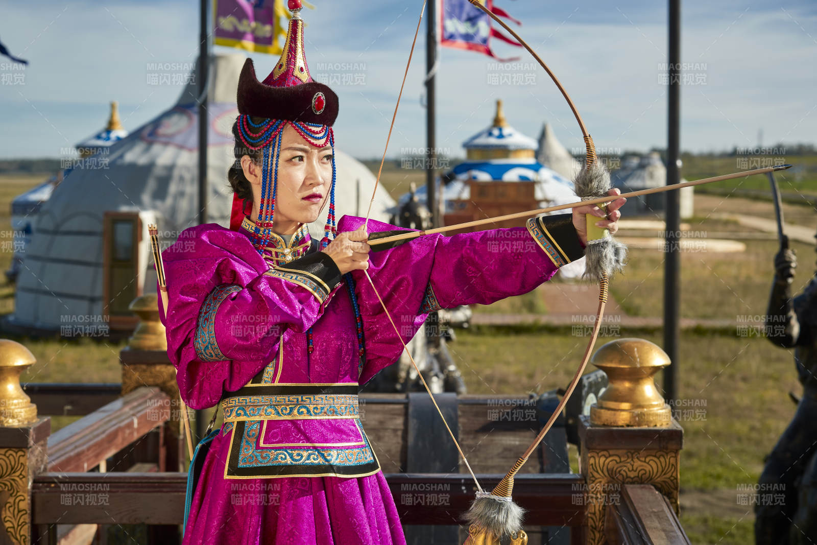 蒙古包前身穿蒙古族飾手持弓箭的蒙族少女