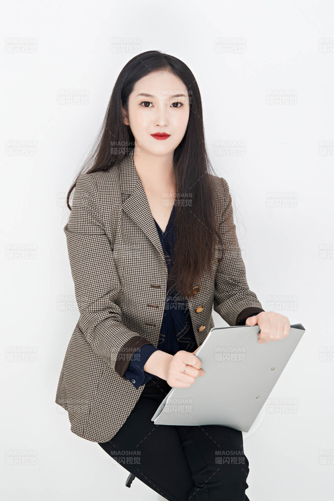 白色背景下的美麗商務(wù)女性肖像