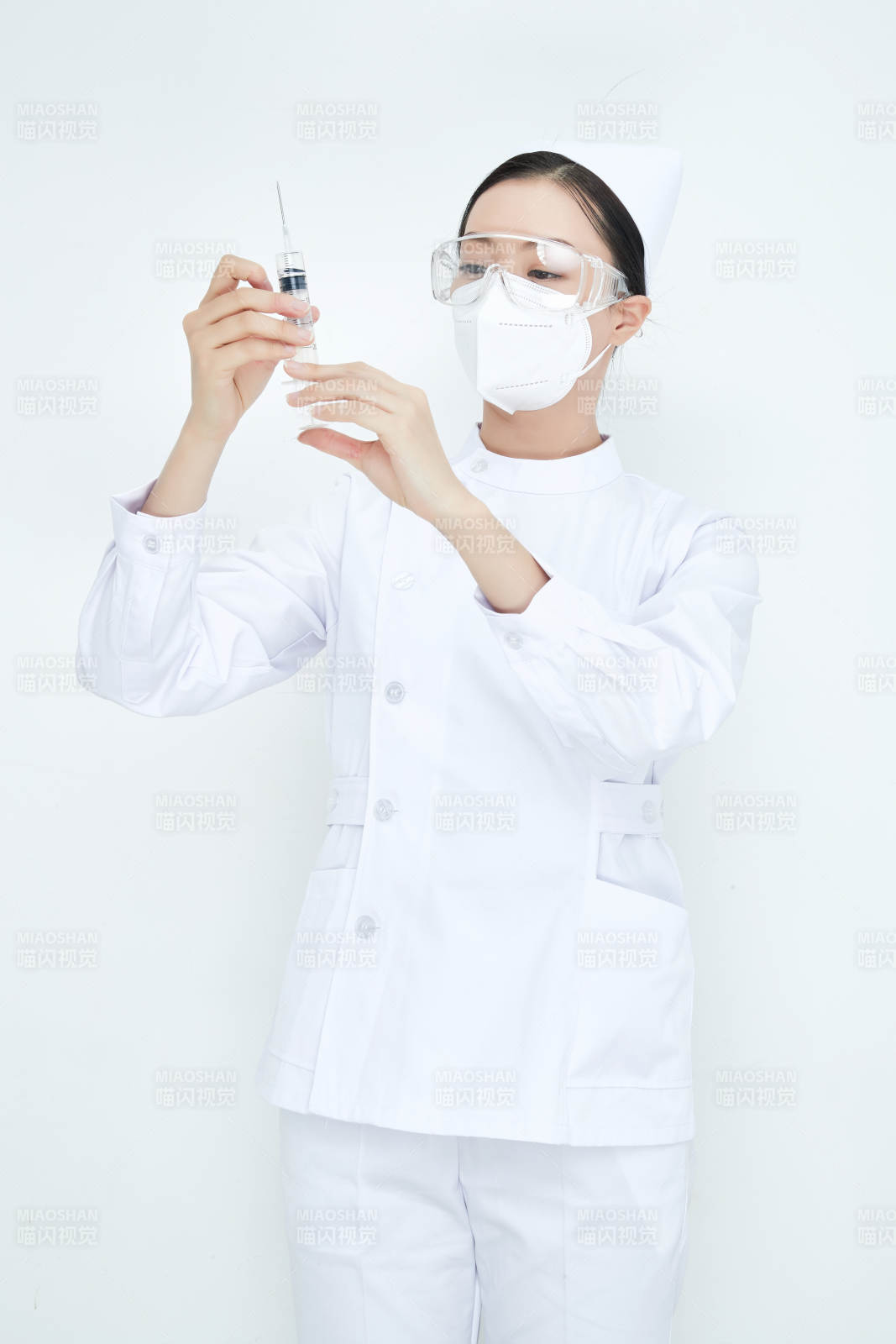 穿護士服戴口罩手執針筒的年輕女護士