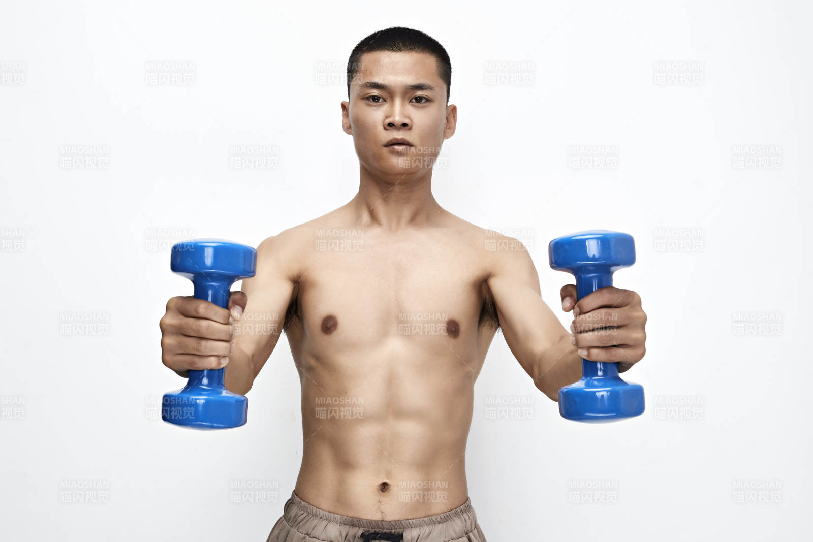 使用啞鈴進行健身鍛煉的亞洲男性