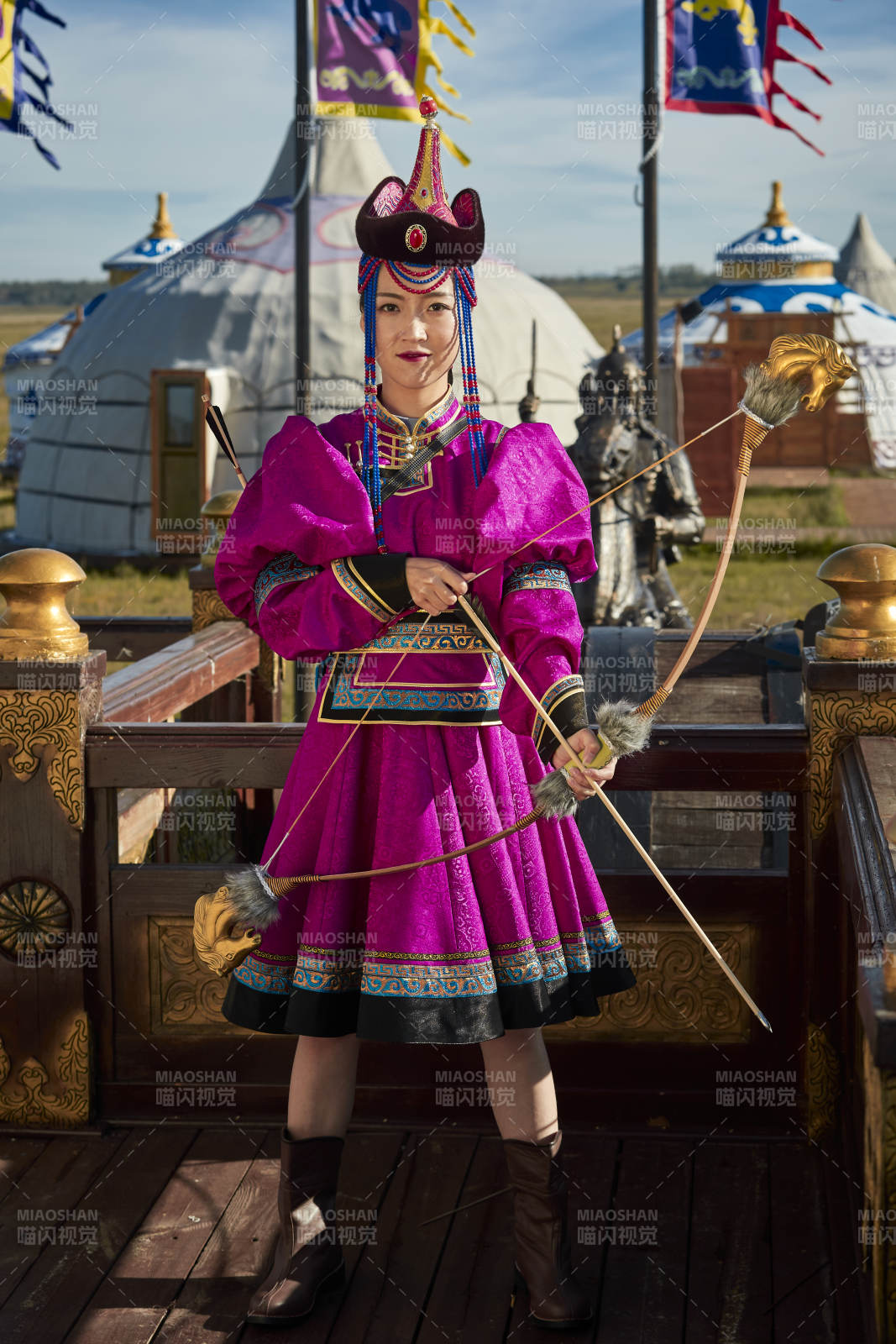 蒙古包前身穿蒙古族飾手持弓箭的蒙族少女