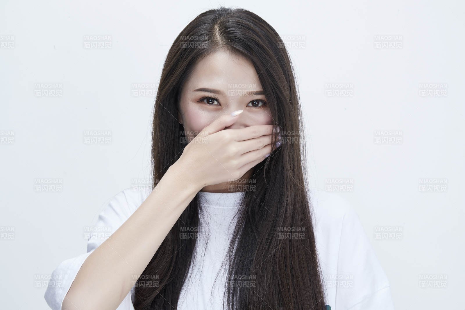 穿白色長T血襯展示各種表情的長發少女人像